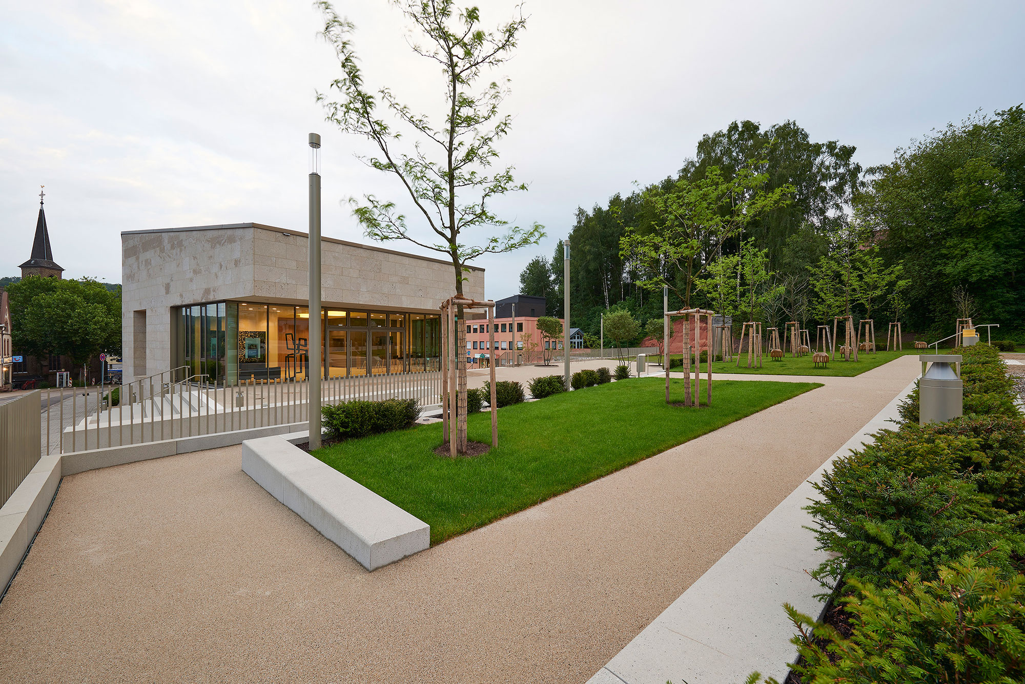 Fotografien Aussenanlagen Haus der Kultur »Q-Lisse«, Quierschied, Saarbrücken, Quierschied, Saarland — Perspektive 3