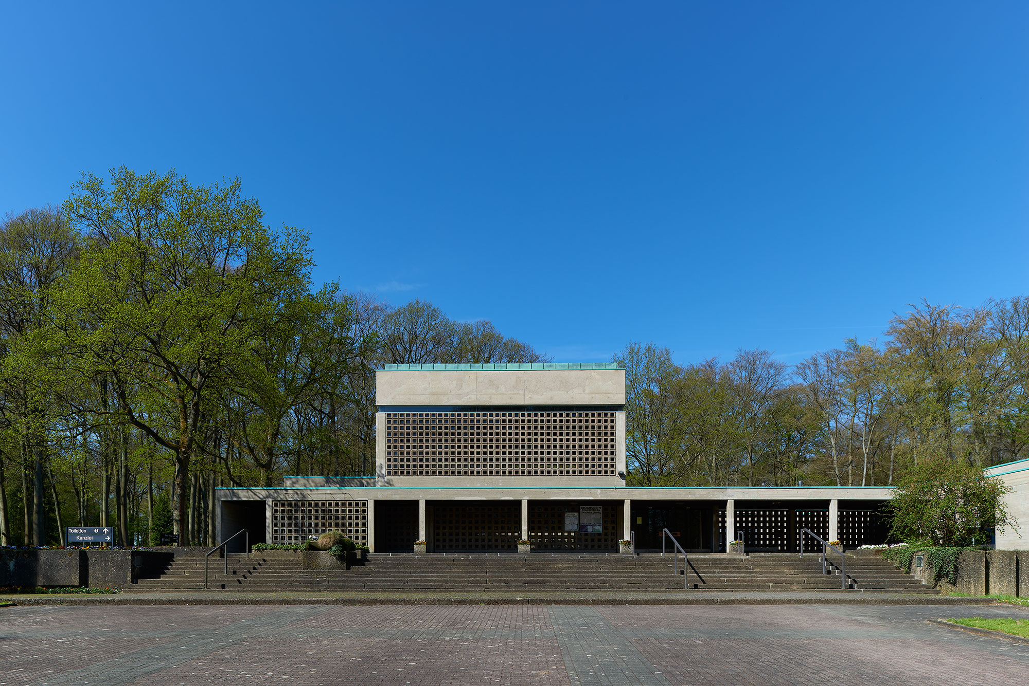 Fotos »Neue Einsegnungshalle« des Hauptfriedhofs Saarbrücken, Saarbrücken, Saarland — Ansicht 2