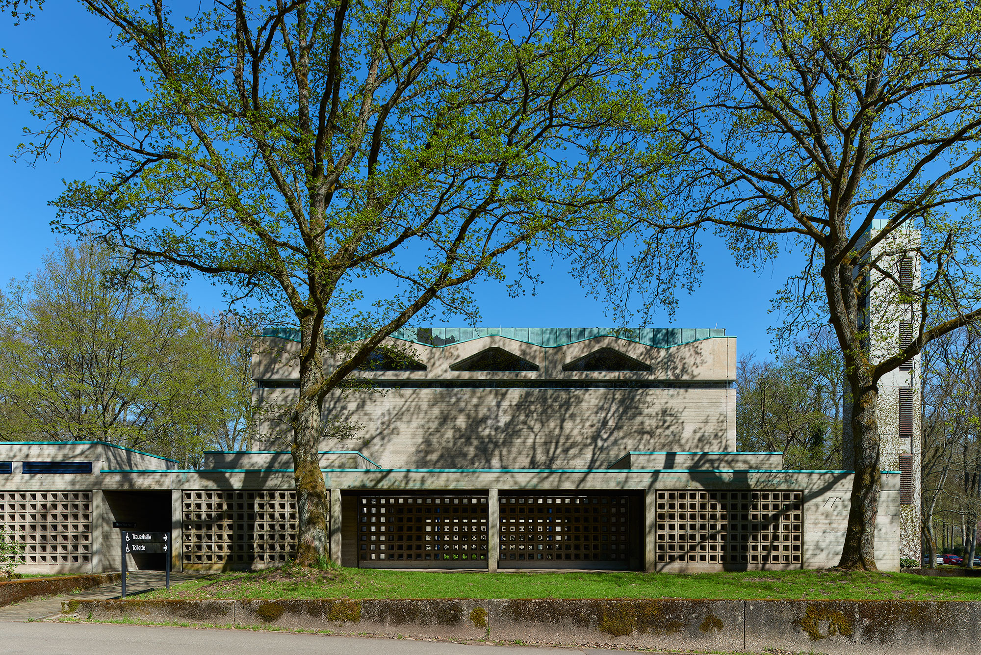 Fotos »Neue Einsegnungshalle« des Hauptfriedhofs Saarbrücken, Saarbrücken, Saarland — Perspektive 3