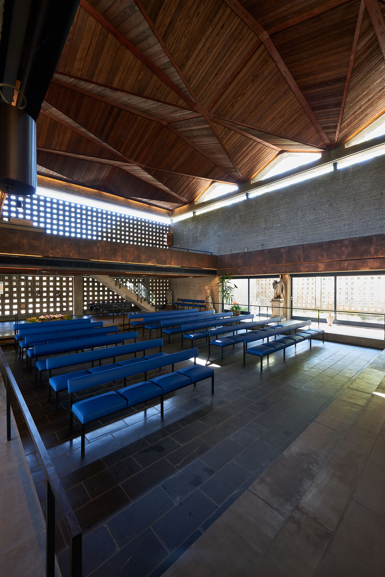 Fotos »Neue Einsegnungshalle« des Hauptfriedhofs Saarbrücken, Saarbrücken, Saarland — Aufnahme 4