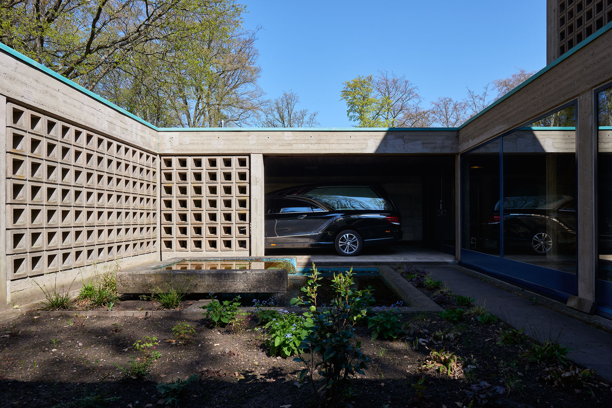 Fotos »Neue Einsegnungshalle« des Hauptfriedhofs Saarbrücken, Saarbrücken, Saarland — Blick 5