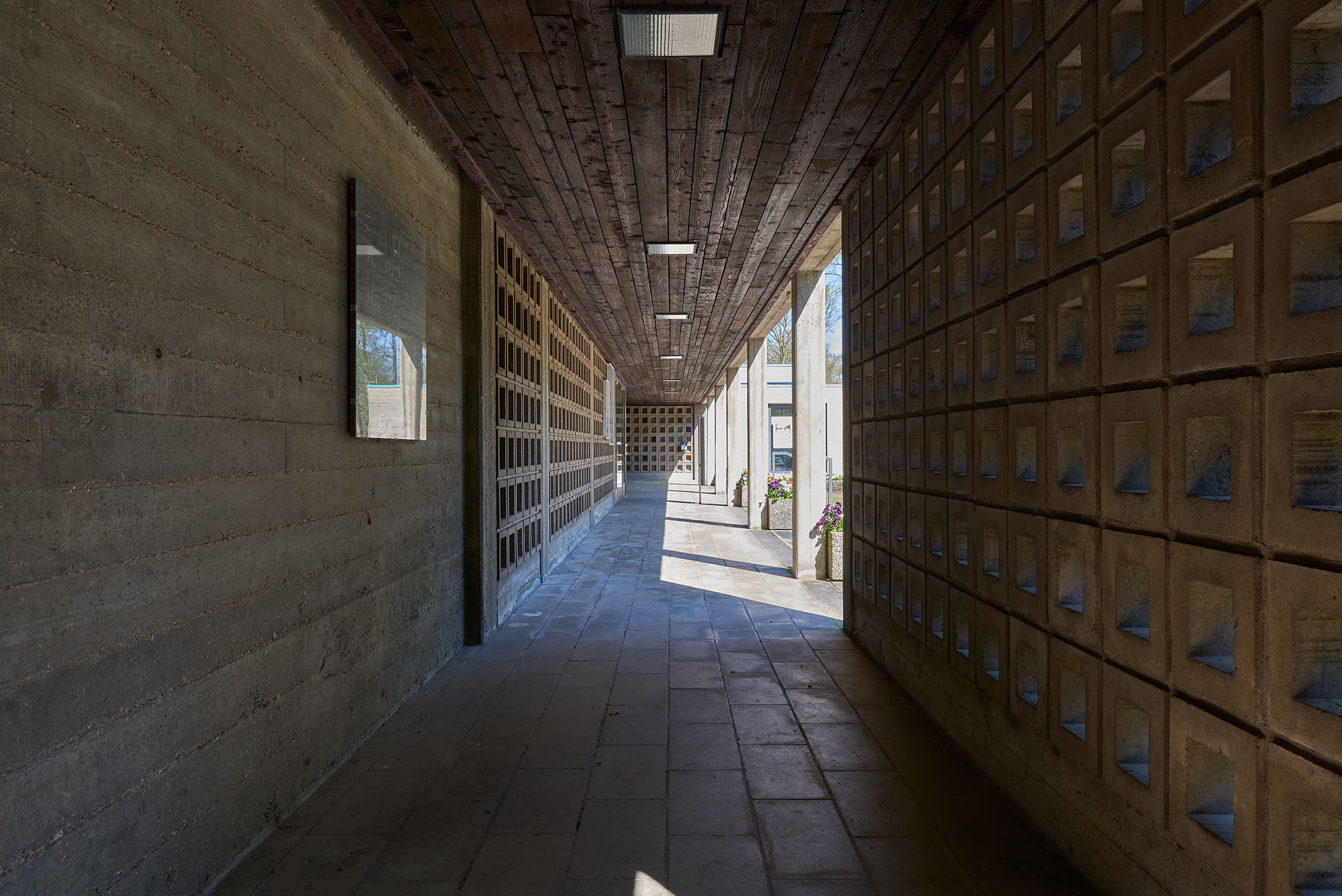 Fotos »Neue Einsegnungshalle« des Hauptfriedhofs Saarbrücken, Saarbrücken, Saarland — Detailansicht