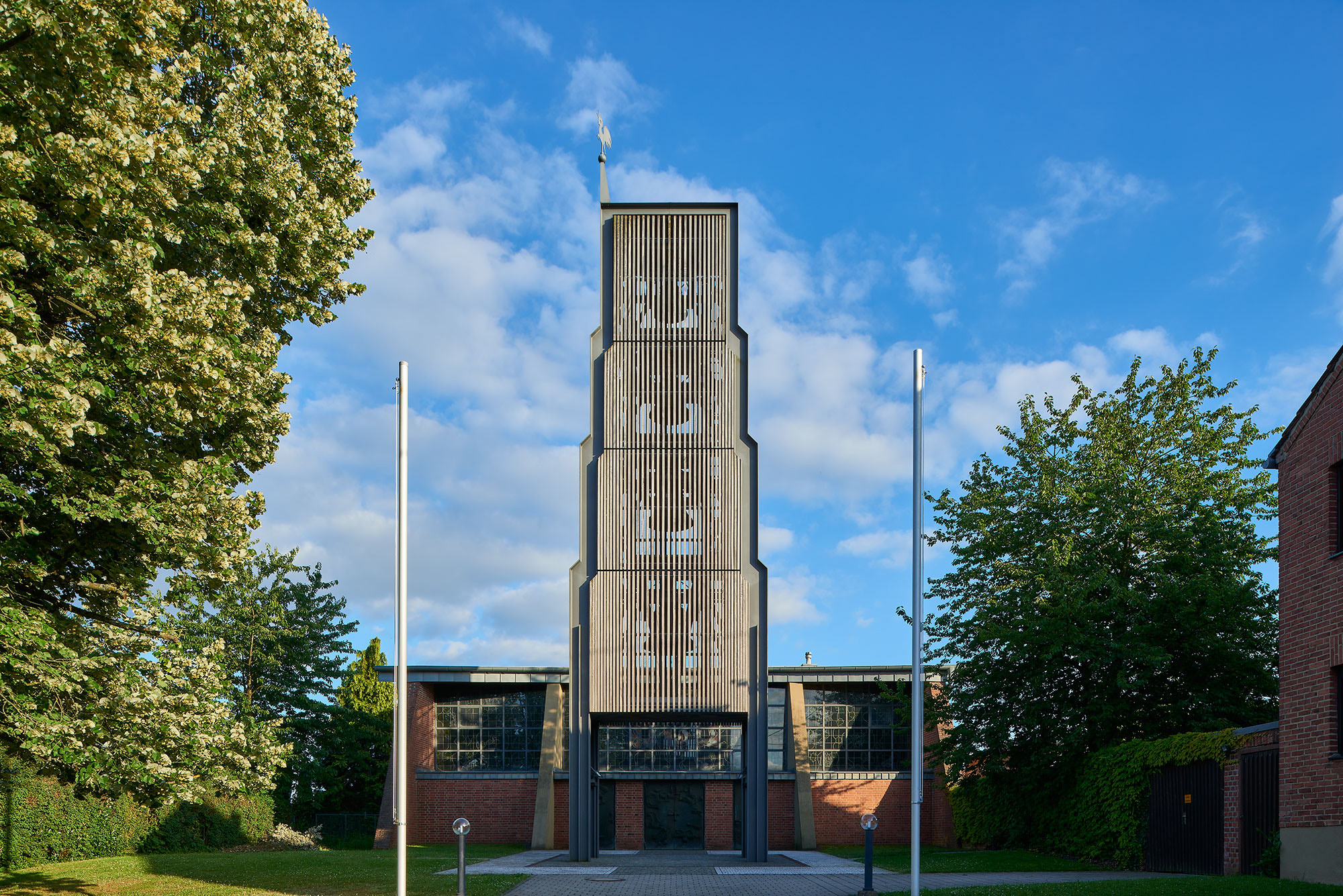 Pfarrkirche St. Hildegard in Sulzbach-Neuweiler, Saarland, Sulzbach — Gesamtansicht