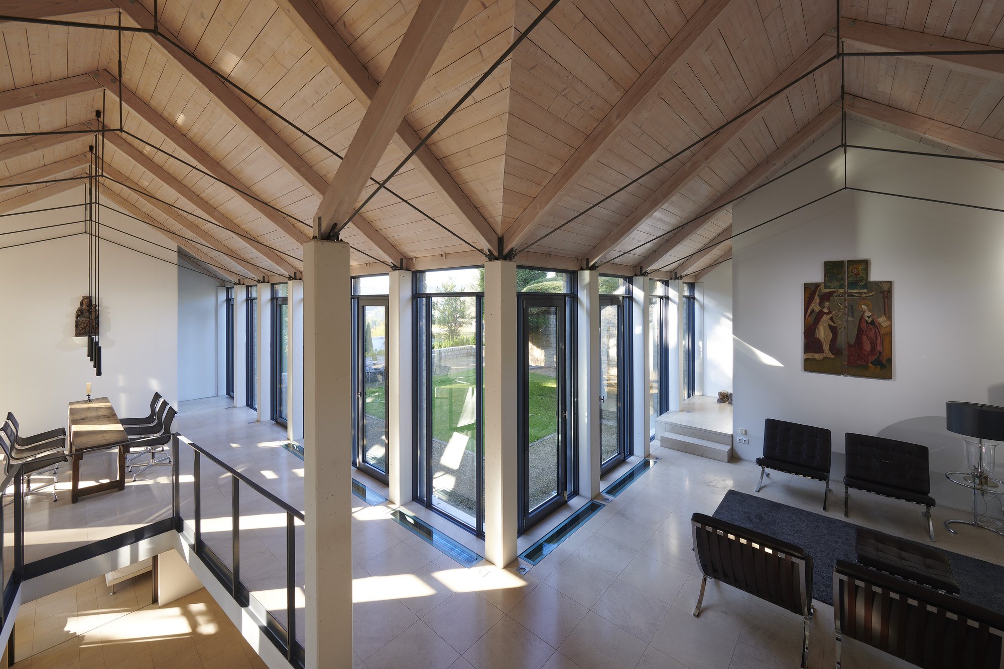 Haus S., Bliesgau, Saarland — Wohnebene unter dem Binderdach, Blick über die Galerie