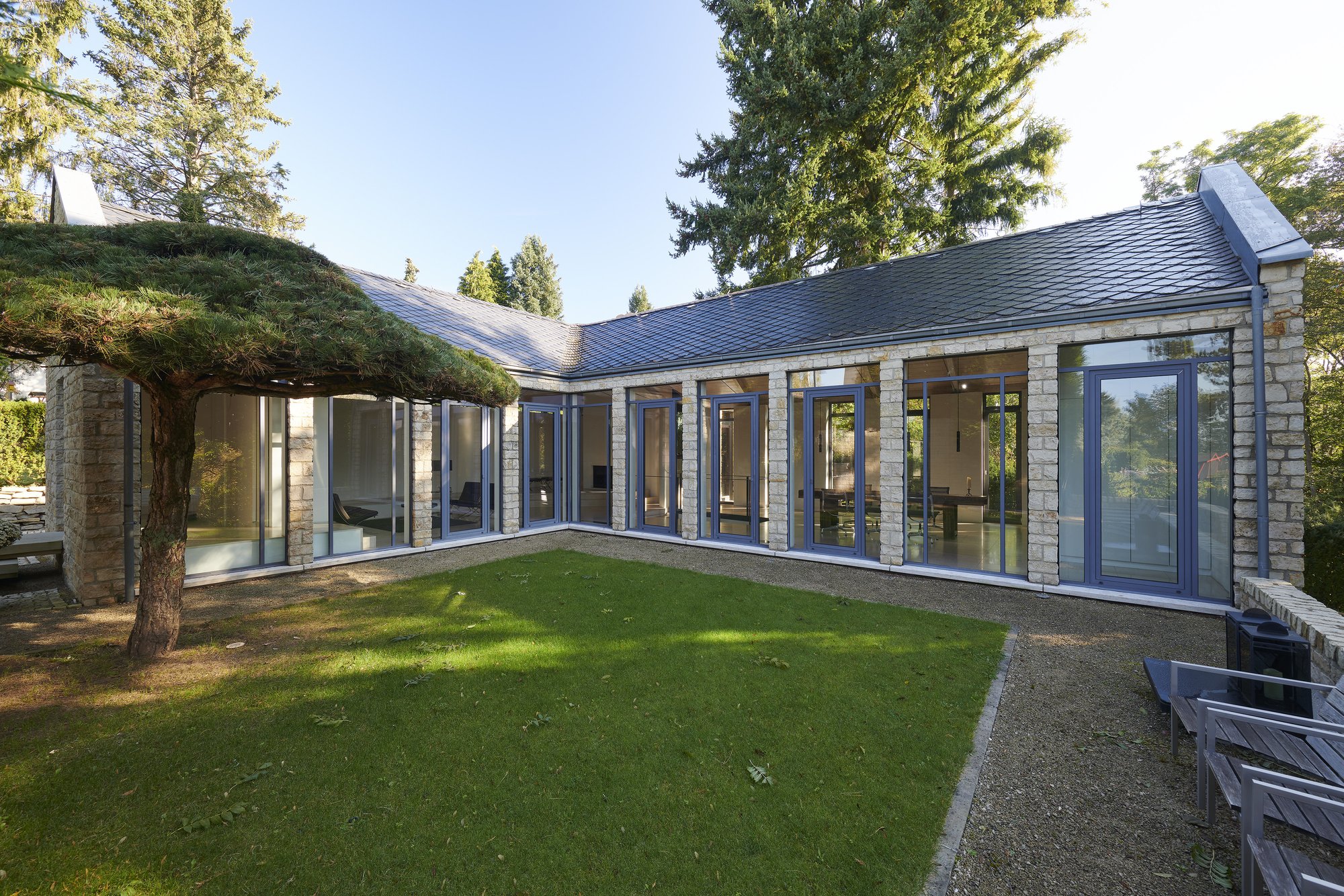 Haus S., Bliesgau, Saarland — Das Gartenplateau, von den beiden Flügeln des T-förmigen Baus gefasst