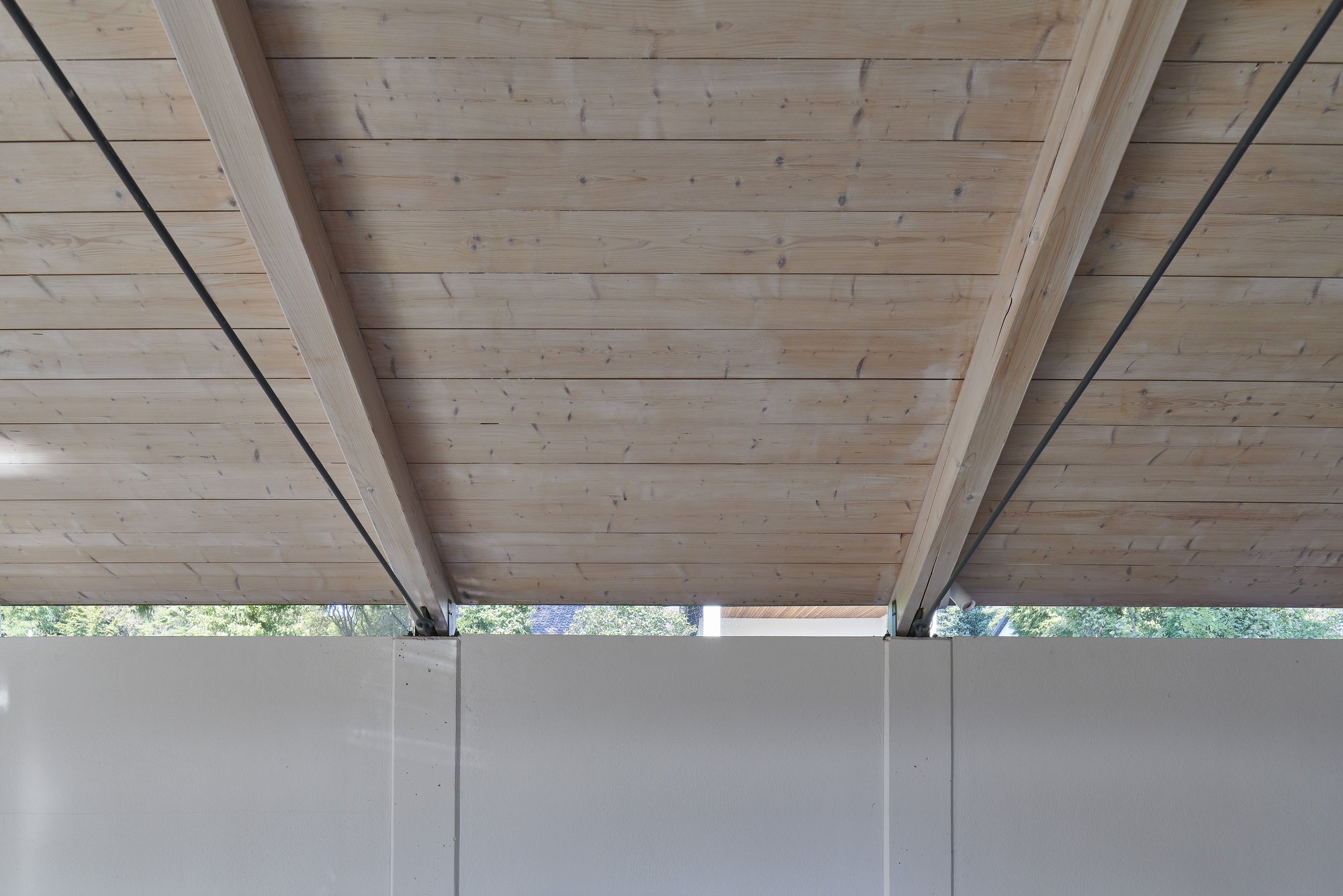 Haus S., Bliesgau, Saarland — Detail der Holzdecke mit Stahlzuggliedern über dem Lichtband