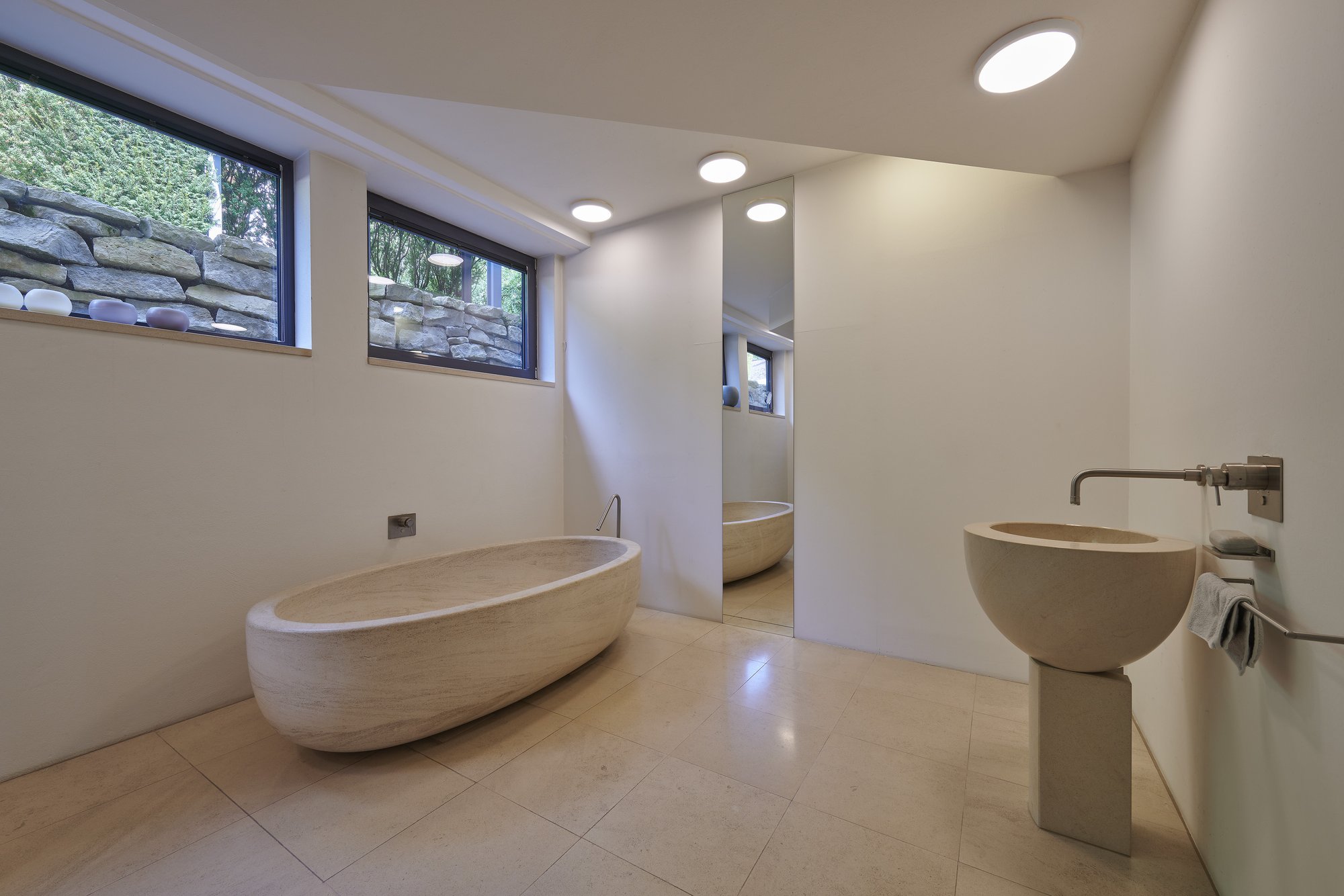 Haus S., Bliesgau, Saarland — Bad mit freistehender Wanne aus Stein