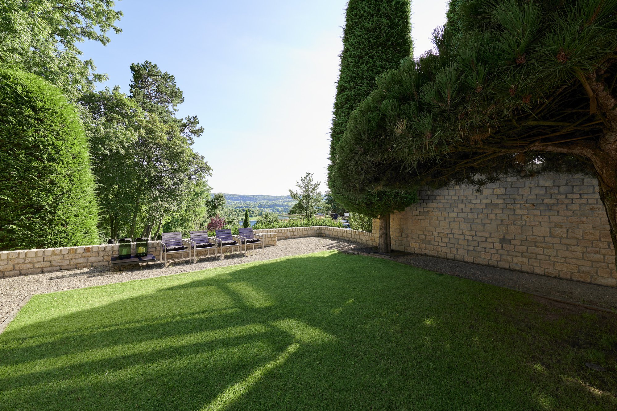 Haus S., Bliesgau, Saarland — Gartenplateau mit Blick in die Hügel des Bliesgaus
