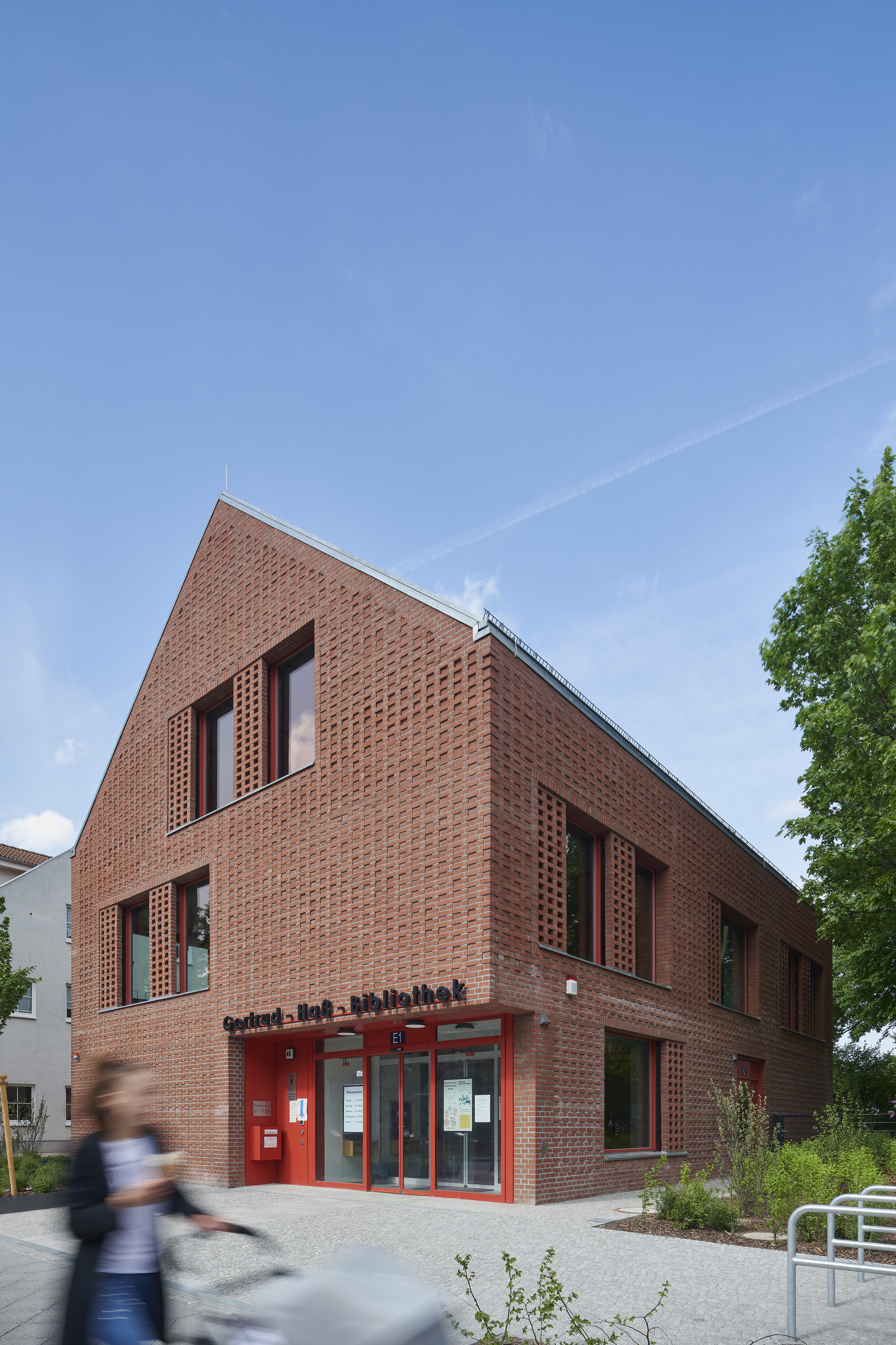 Stadtteilbibliothek Berlin-Rudow — Der Blick von Südwesten auf die Eingangsseite