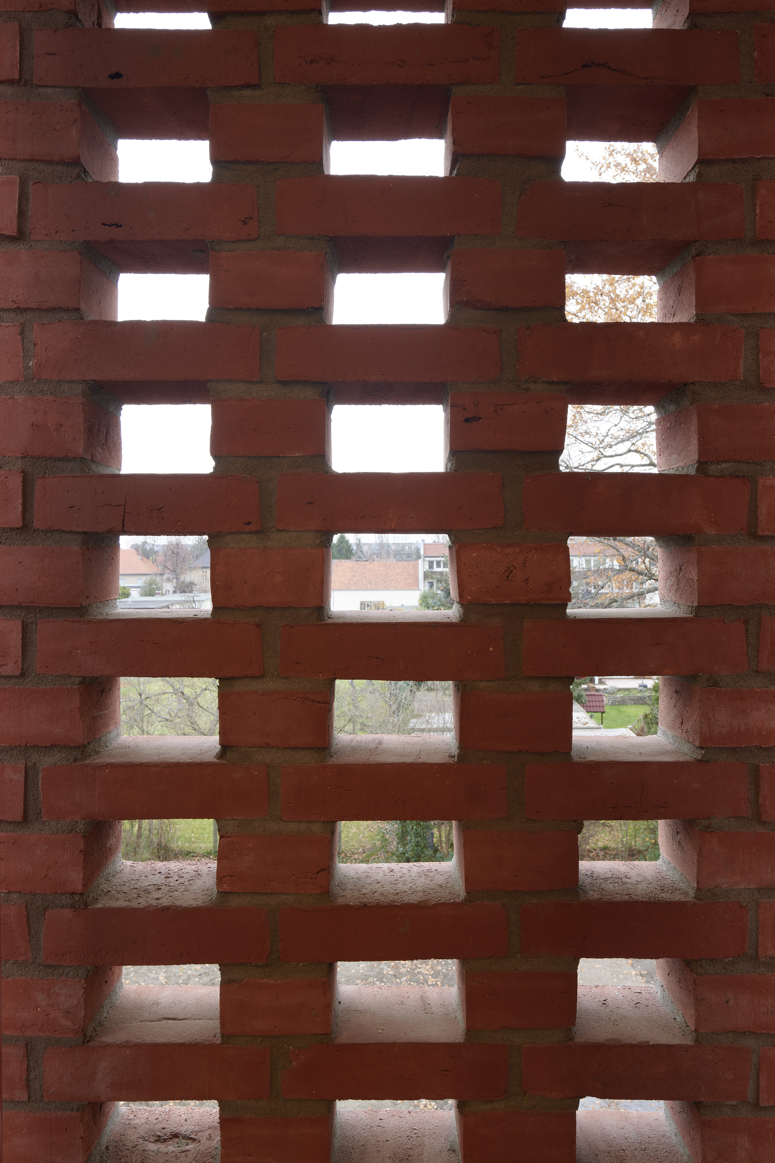 Stadtteilbibliothek Berlin-Rudow — Vor den Öffnungsflügeln der Fenster befindet sich Filtermauerwerk