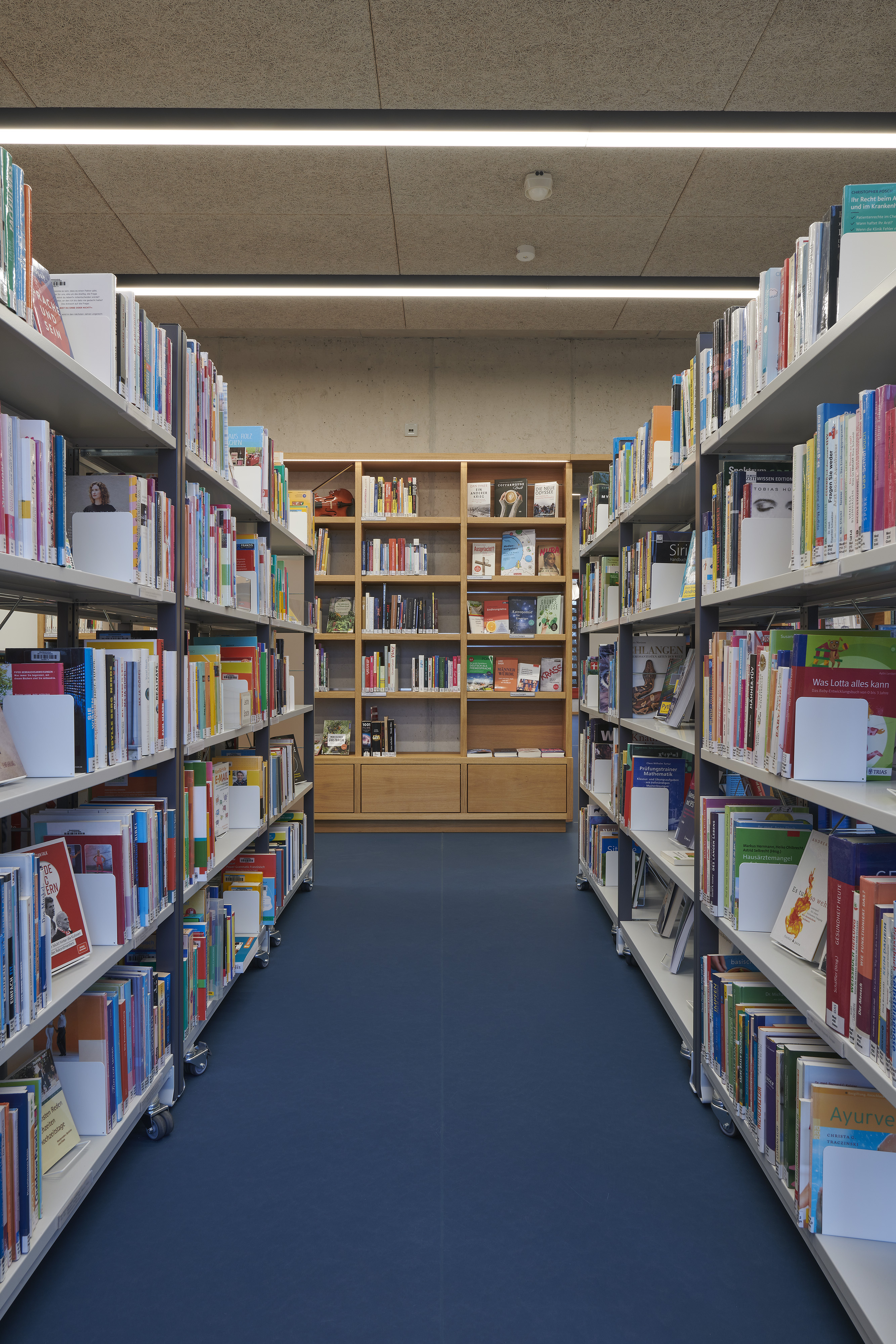 Stadtteilbibliothek Berlin-Rudow — Heraklith, Sichtbeton, Eiche, Linoleum: passt!