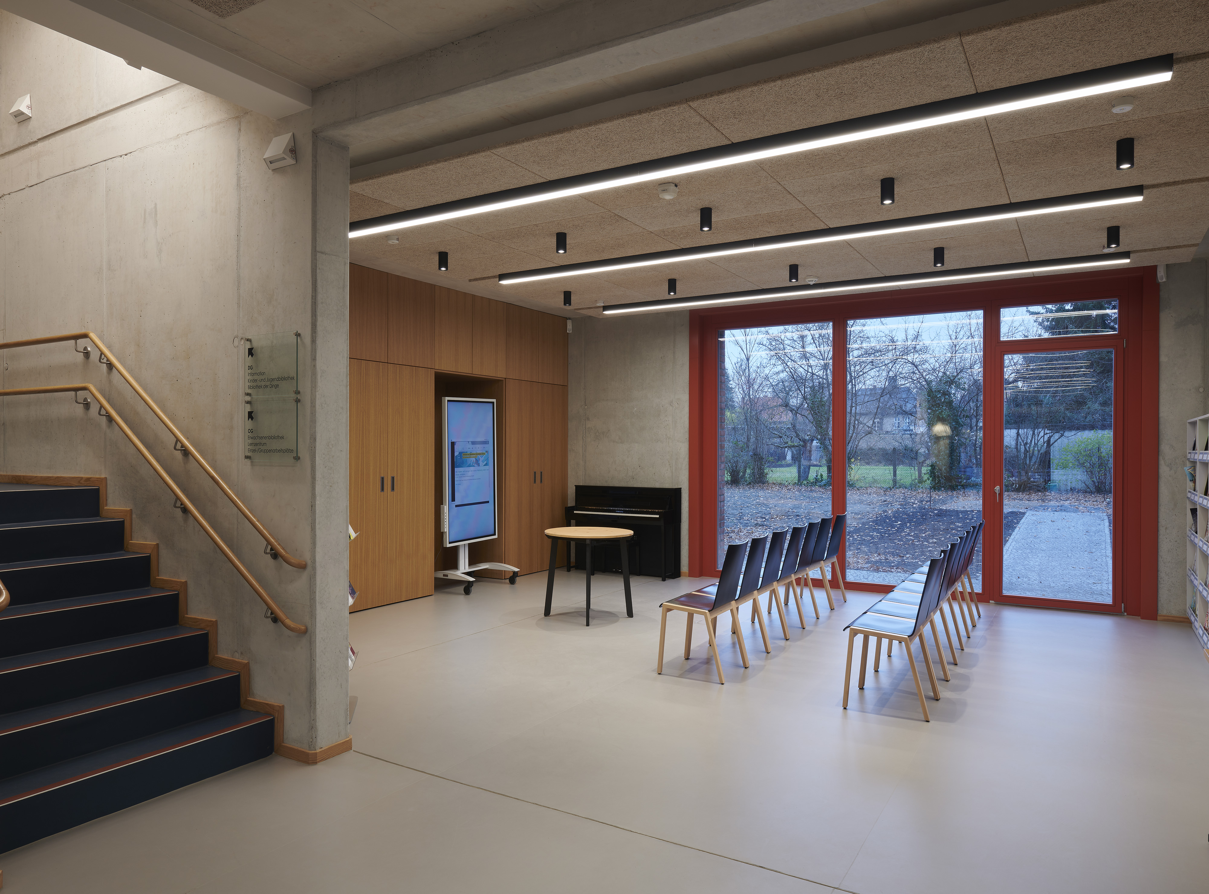 Stadtteilbibliothek Berlin-Rudow — An den Veranstaltungsraum schließt sich der zukünftige »Lesegarten« in der Aussenanlage an