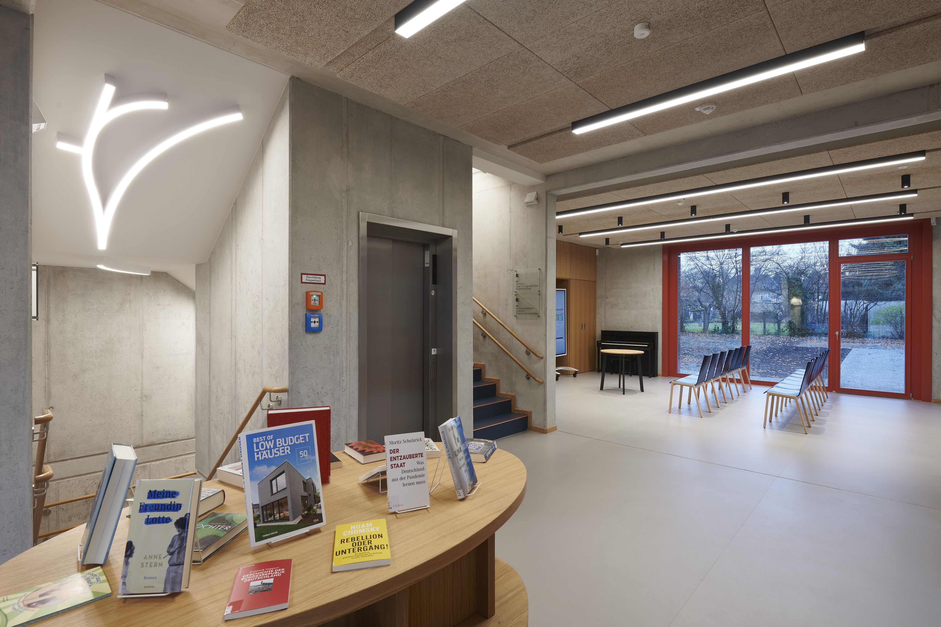 Stadtteilbibliothek Berlin-Rudow — Das Erdgeschoss der Bibliothek ist in Foyer und Veranstaltungsraum gegliedert