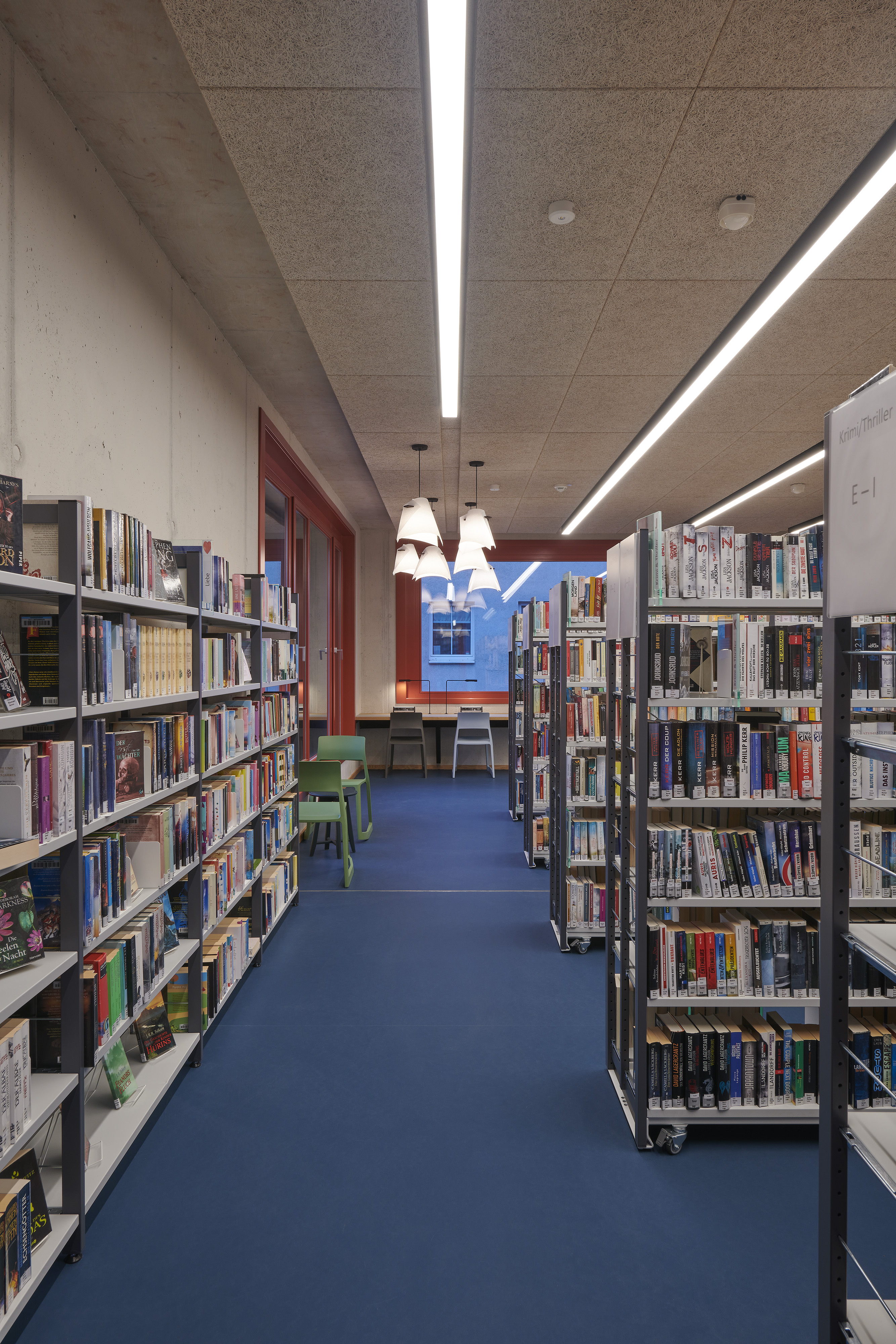 Stadtteilbibliothek Berlin-Rudow — Blick auf zwei Lesebereiche in der Belletristik-Abteilung