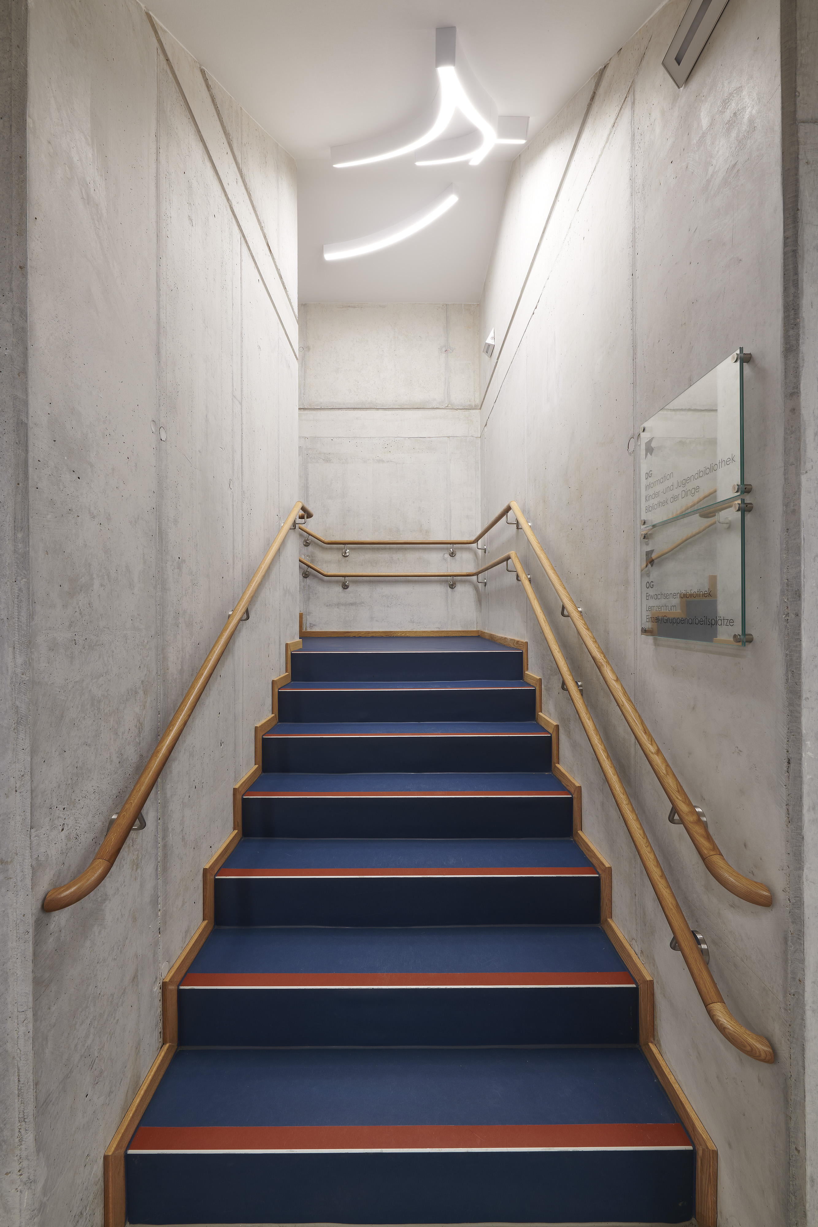 Stadtteilbibliothek Berlin-Rudow — Zur Orientierung der Besucher weisen die Bodenbeläge in den einzelnen Etagen und Treppenhäusern verschiedene Farben auf