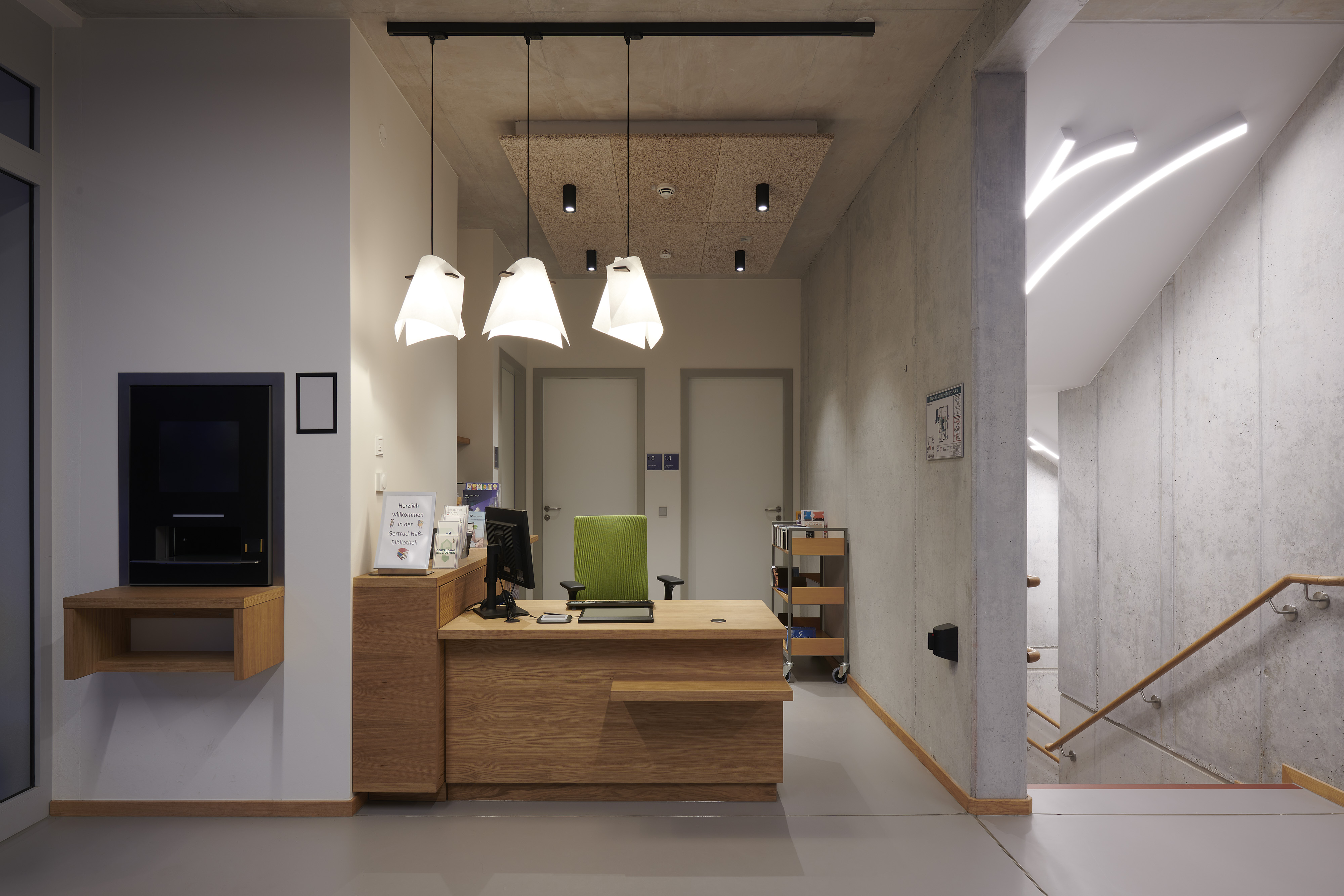 Stadtteilbibliothek Berlin-Rudow — Die Anmeldung im Eingangsbereich