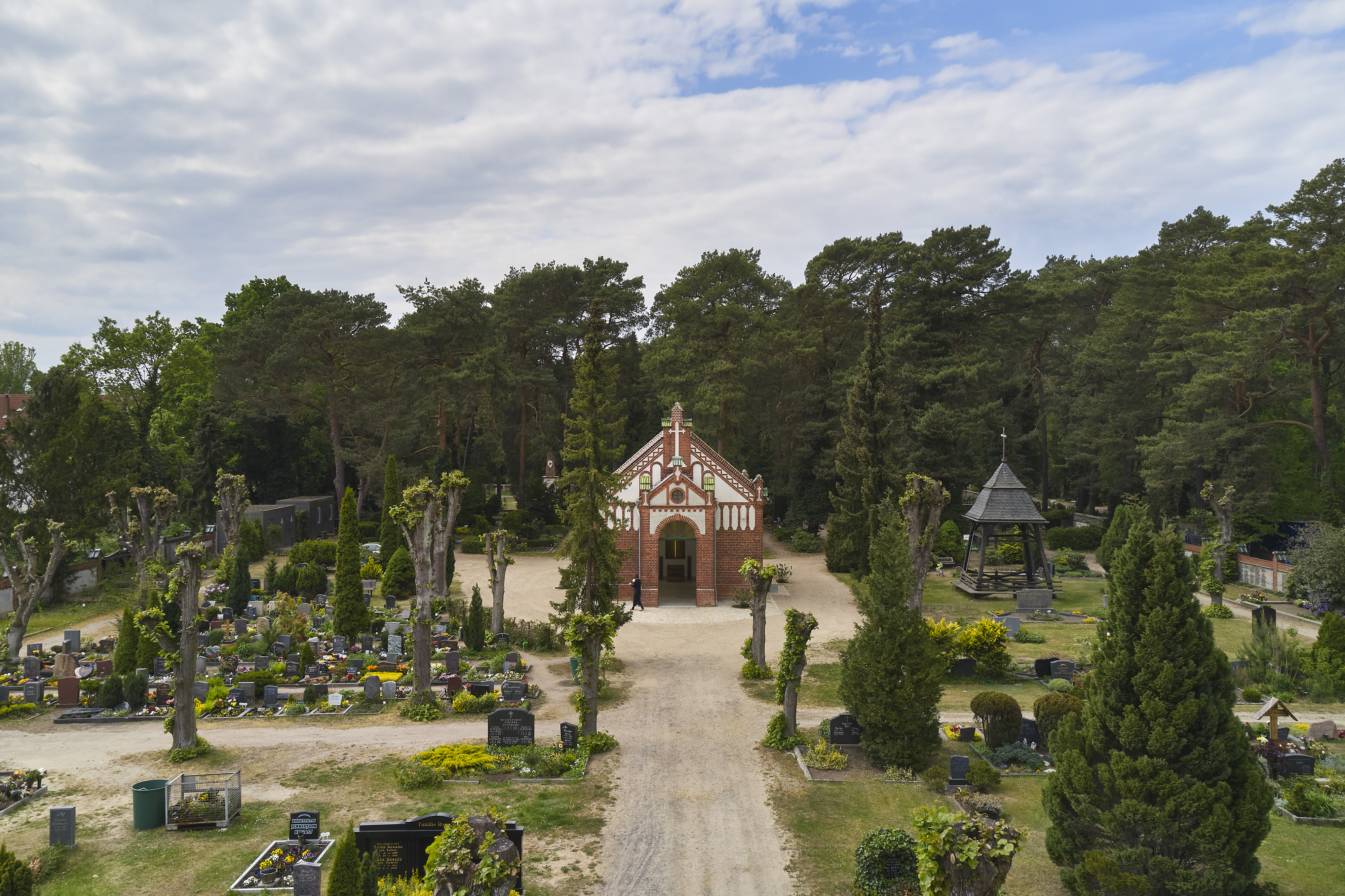 Friedhofskapelle des Waldfriedhofes Blankenfelde — Ein Blick über die Friedhofsallee zum Eingang der Kapelle