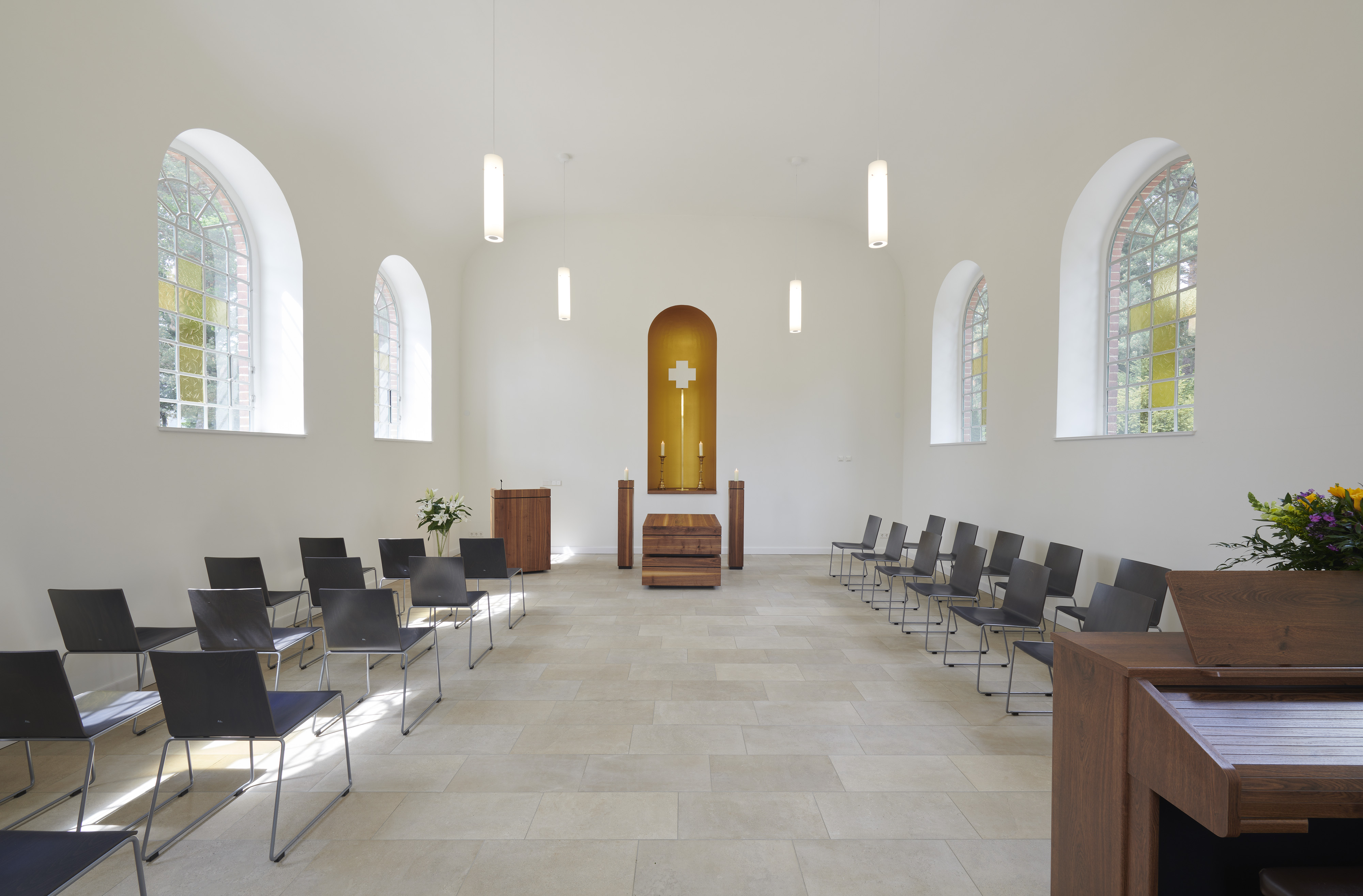 Friedhofskapelle des Waldfriedhofes Blankenfelde — Auch die veränderte Deckenhöhe verleiht dem Sakralraum einen lichten Charakter