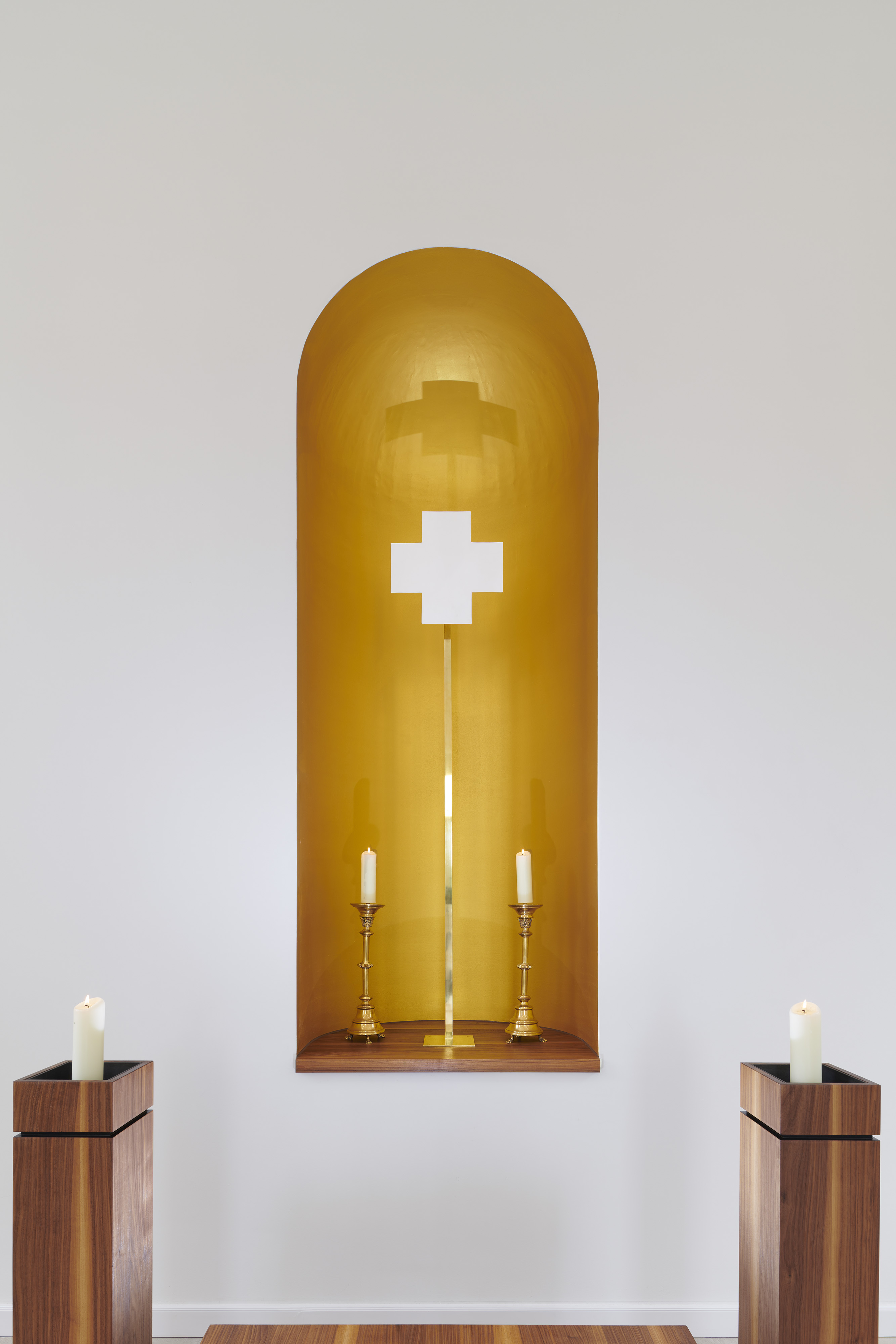 Friedhofskapelle des Waldfriedhofes Blankenfelde — Das Kreuz in der Nische wurde eigens von KPM Berlin für die Kapelle gefertigt.