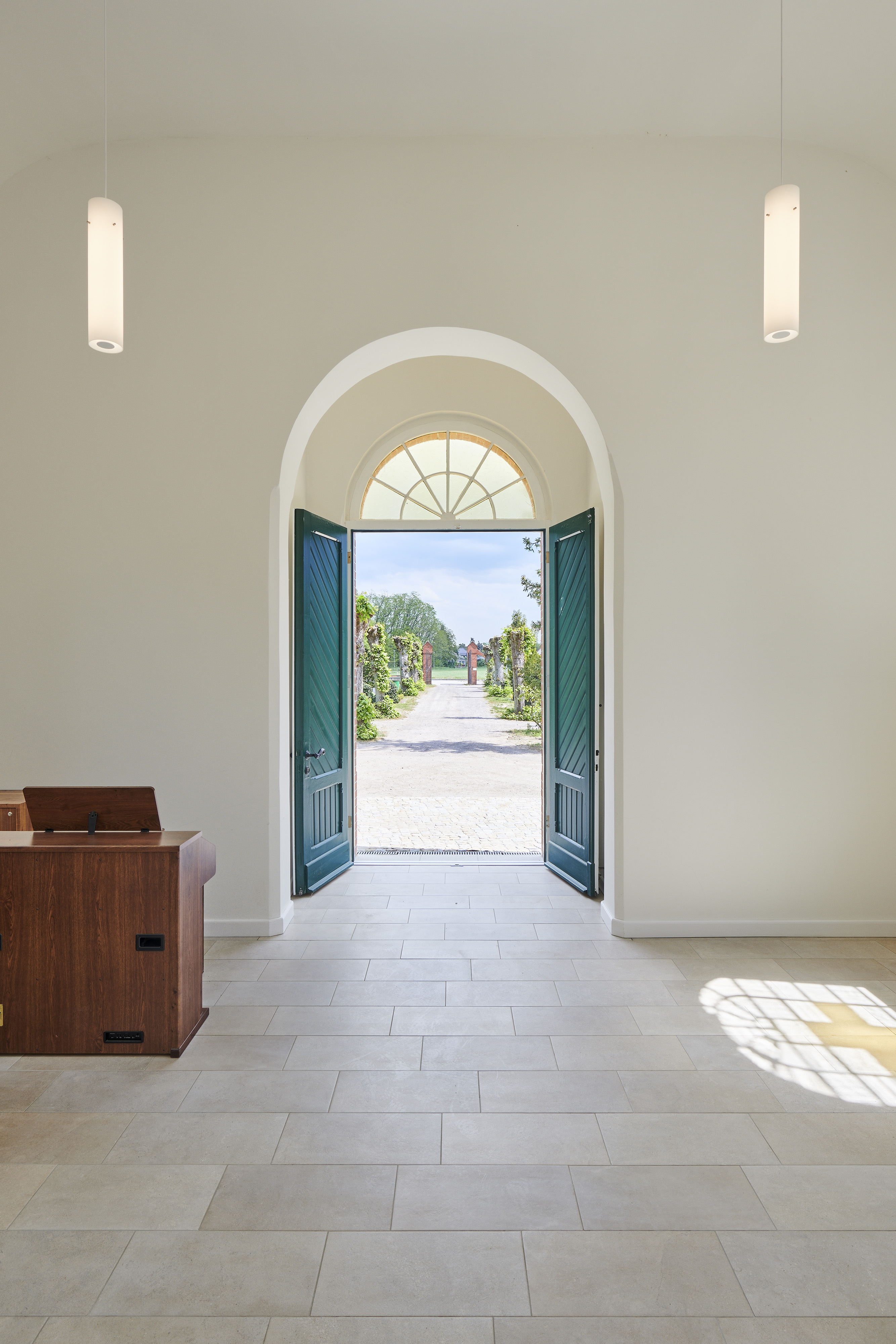 Friedhofskapelle des Waldfriedhofes Blankenfelde — Blick aus der Kapelle zum Eingang des Waldfriedhofes Blankenfelde