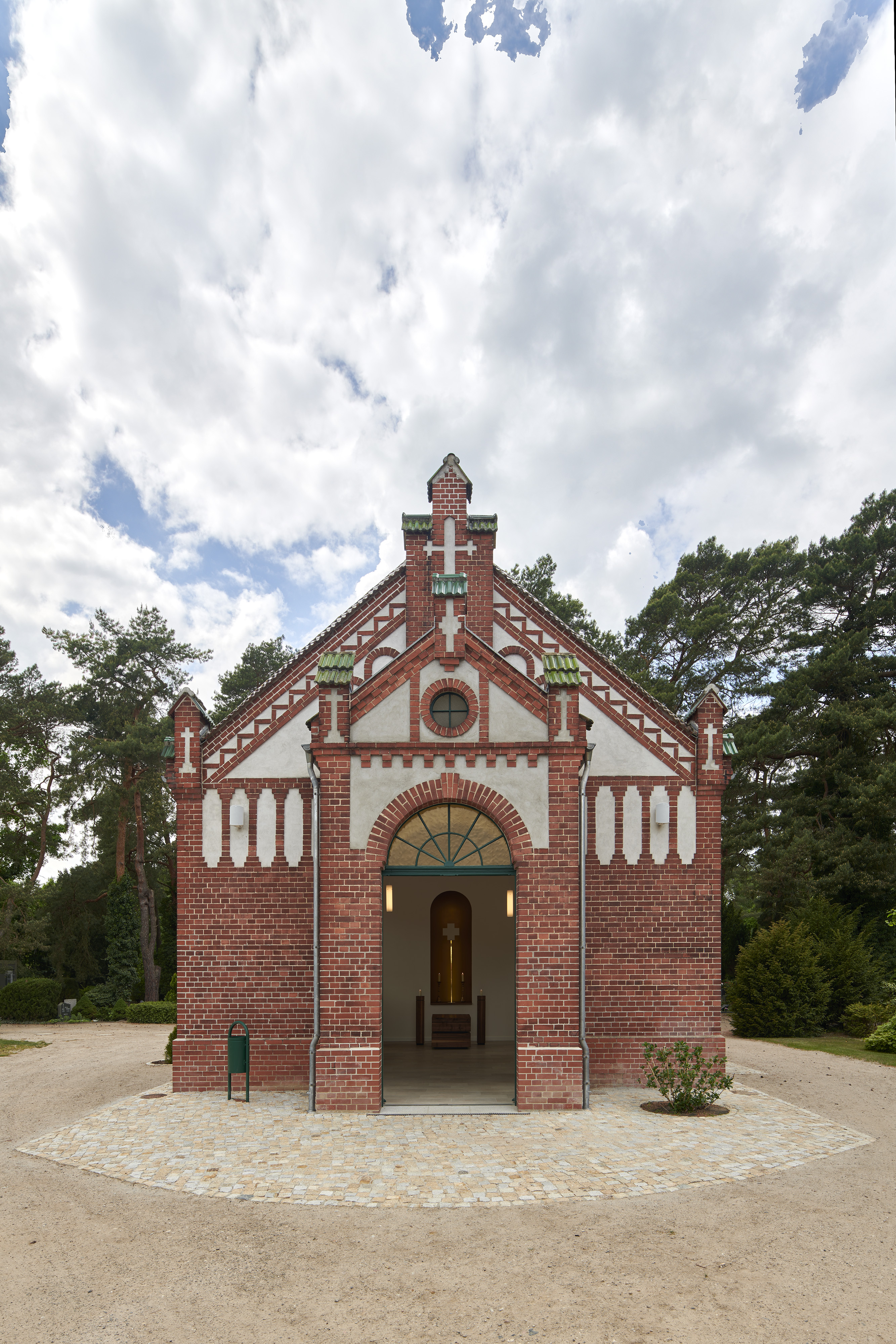 Friedhofskapelle des Waldfriedhofes Blankenfelde — Ansicht der Friedhofskapelle von Osten. Der Zugang zum Gebäude ist nun barrierefrei.