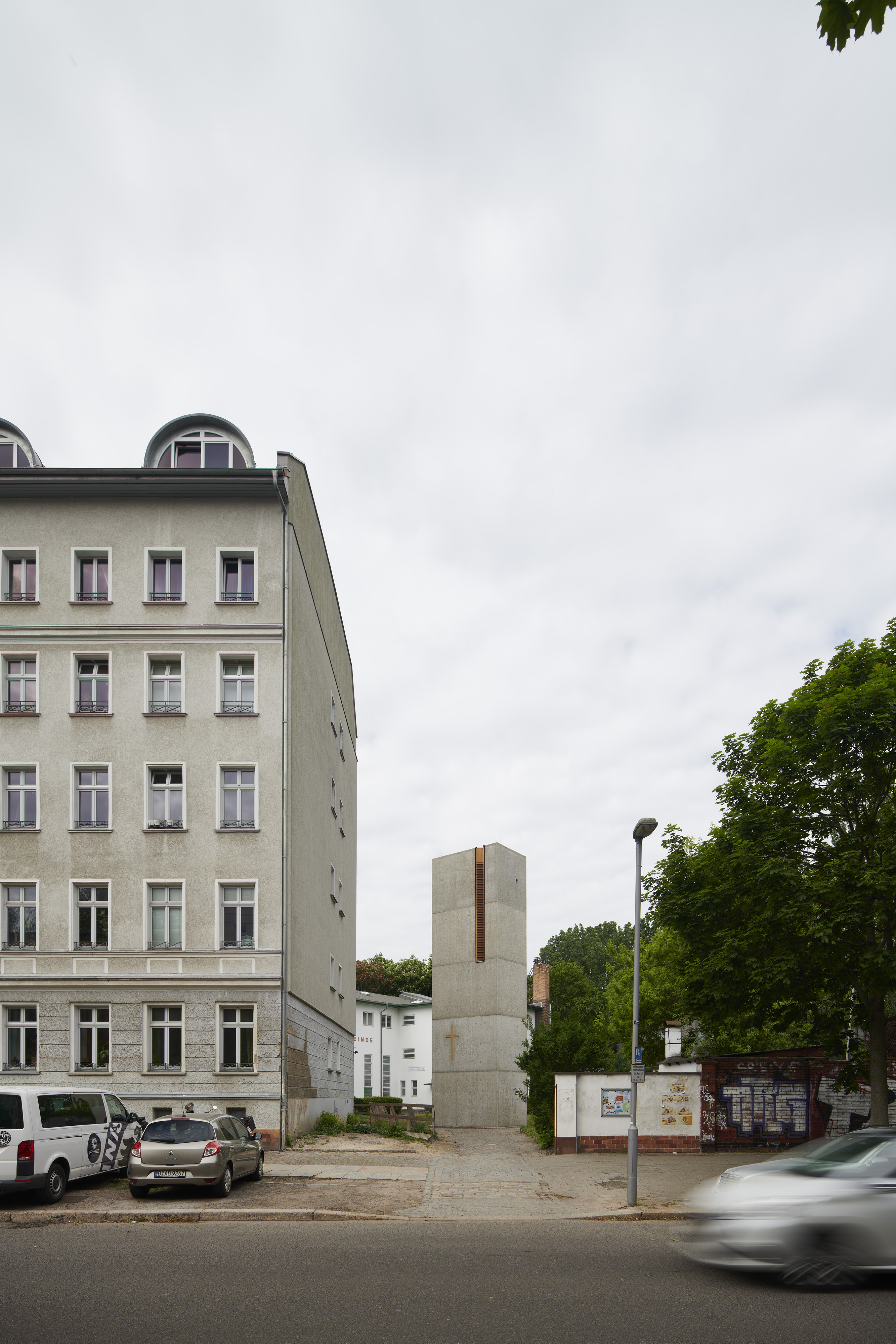 Glockenturm Lazarus-Haus Friedrichshain — Blick auf den Glockenturm von der Marchlewskistraße aus