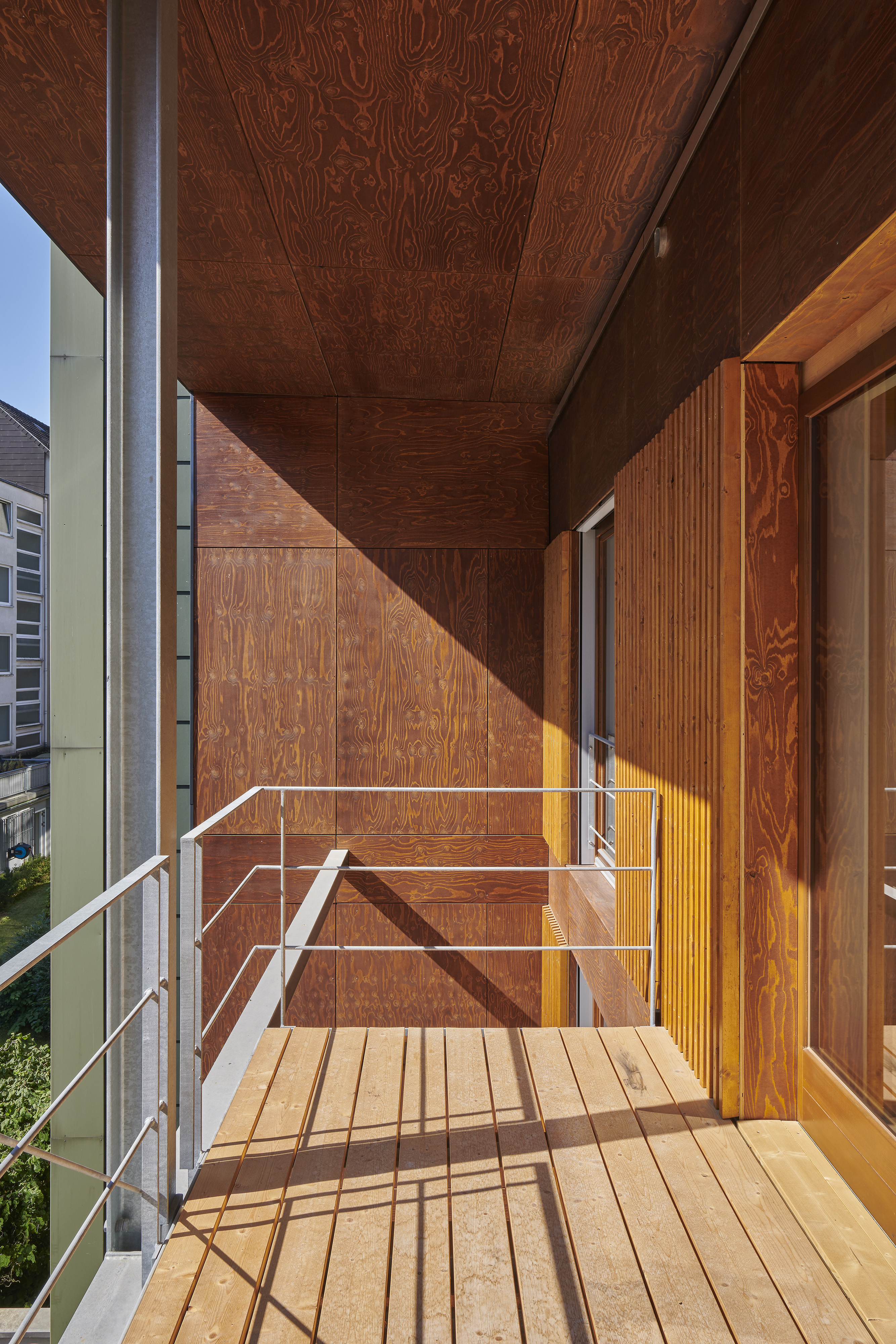 Appartementhaus »Grosso-Hof«, Saarbrücken — Die hölzerne Loggia rahmt und schützt das Gebäude