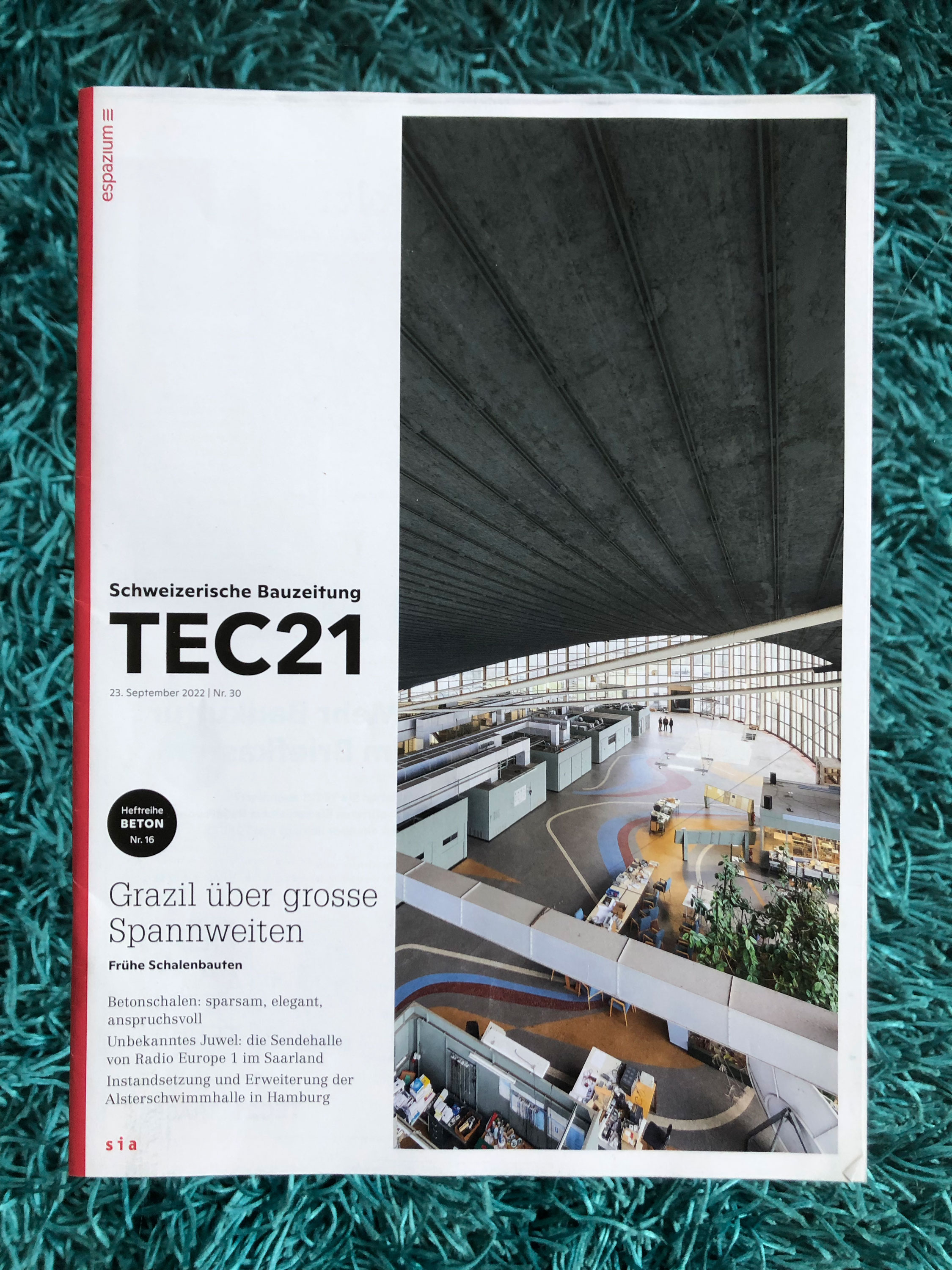 Titelfoto der Schweizerischen Bauzeitung TEC21 — Die Titelseite der Schweizerischen Bauzeitung TEC21 vom 23.09.2022 zeigt einen Blick in den weiten Raum der Sendehalle.