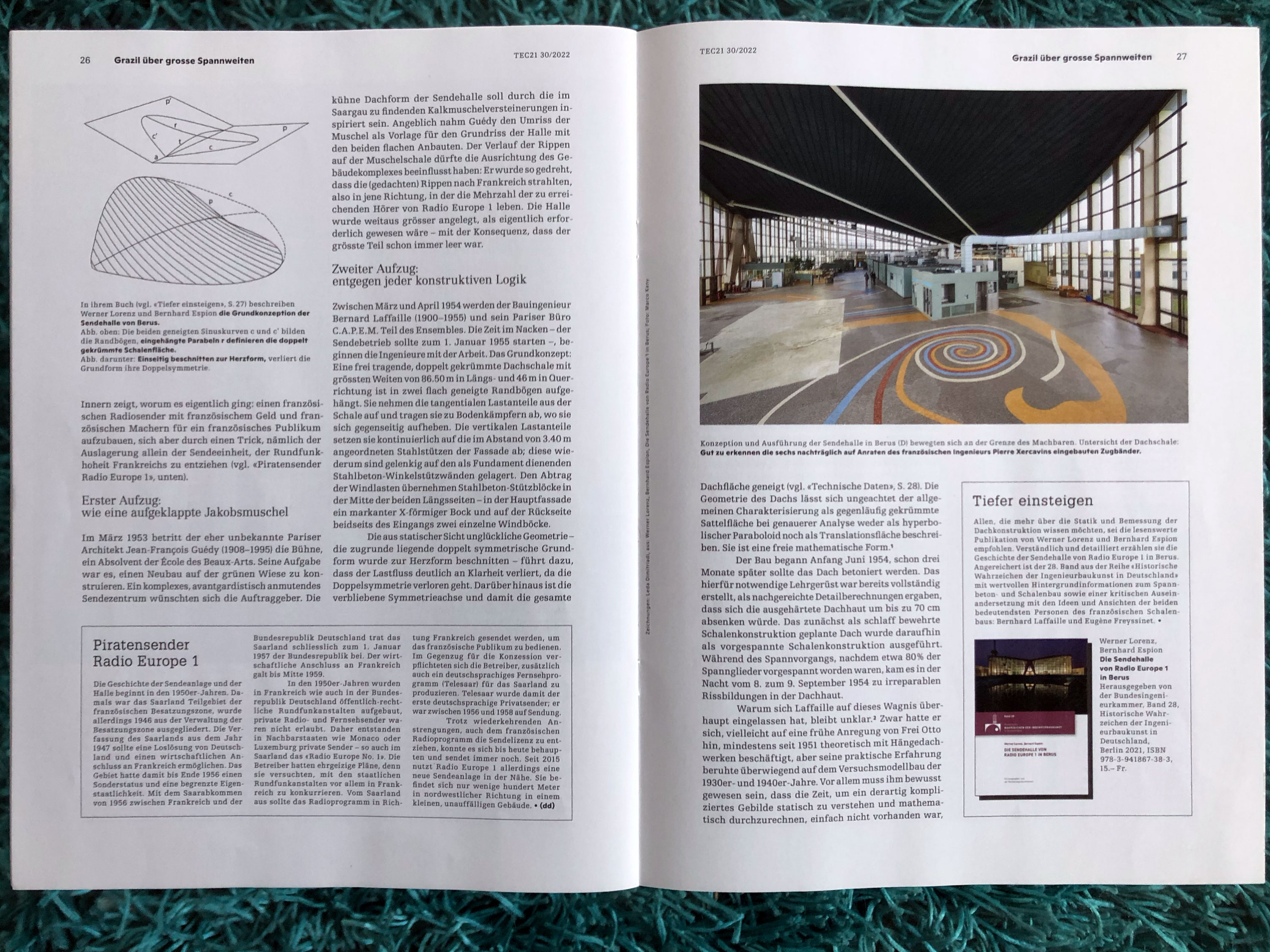 Titelfoto der Schweizerischen Bauzeitung TEC21 — Auf dieser Doppelseite findet sich als Hinweis zu weiterführender Literatur das Buch »Die Sendehalle von Radio Europe 1 in Berus«, dessen Titelfoto ebenfalls von mir stammt