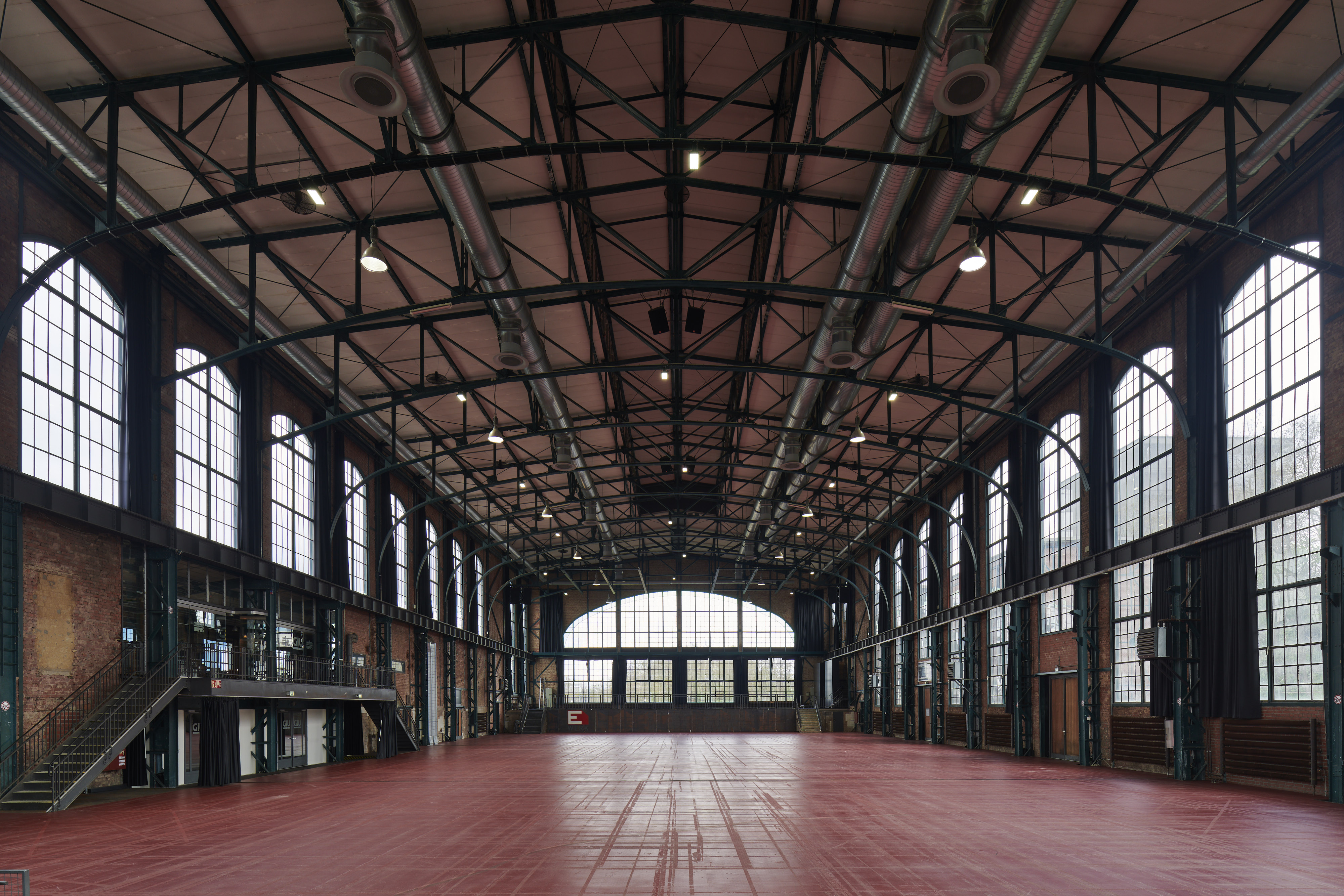 Präsentationsfotografien E-Werk Saarbrücken — Blick durch die Halle von Ost nach West