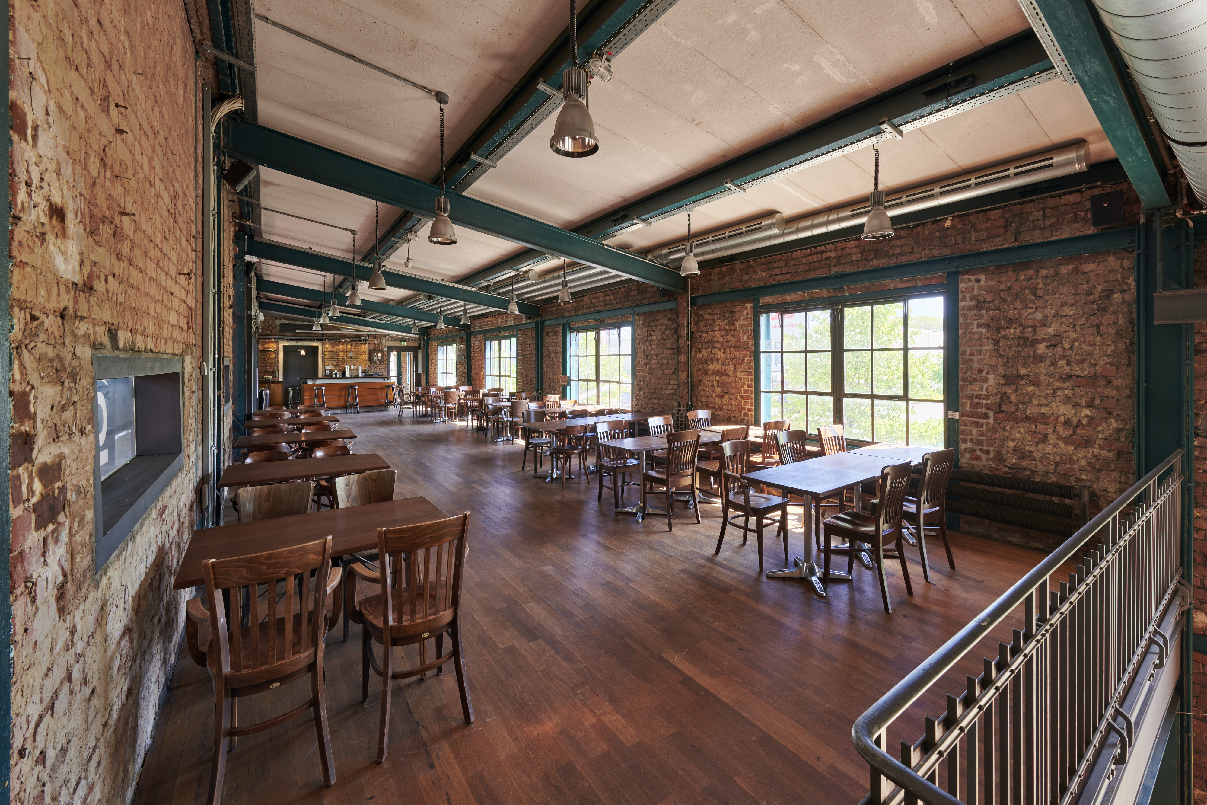 Präsentationsfotografien E-Werk Saarbrücken — Im »Westside« können auf zwei Geschossen bis zu 300 Gäste bewirtet werden. Hier ein Blick durch den Gastraum im oberen Geschoss