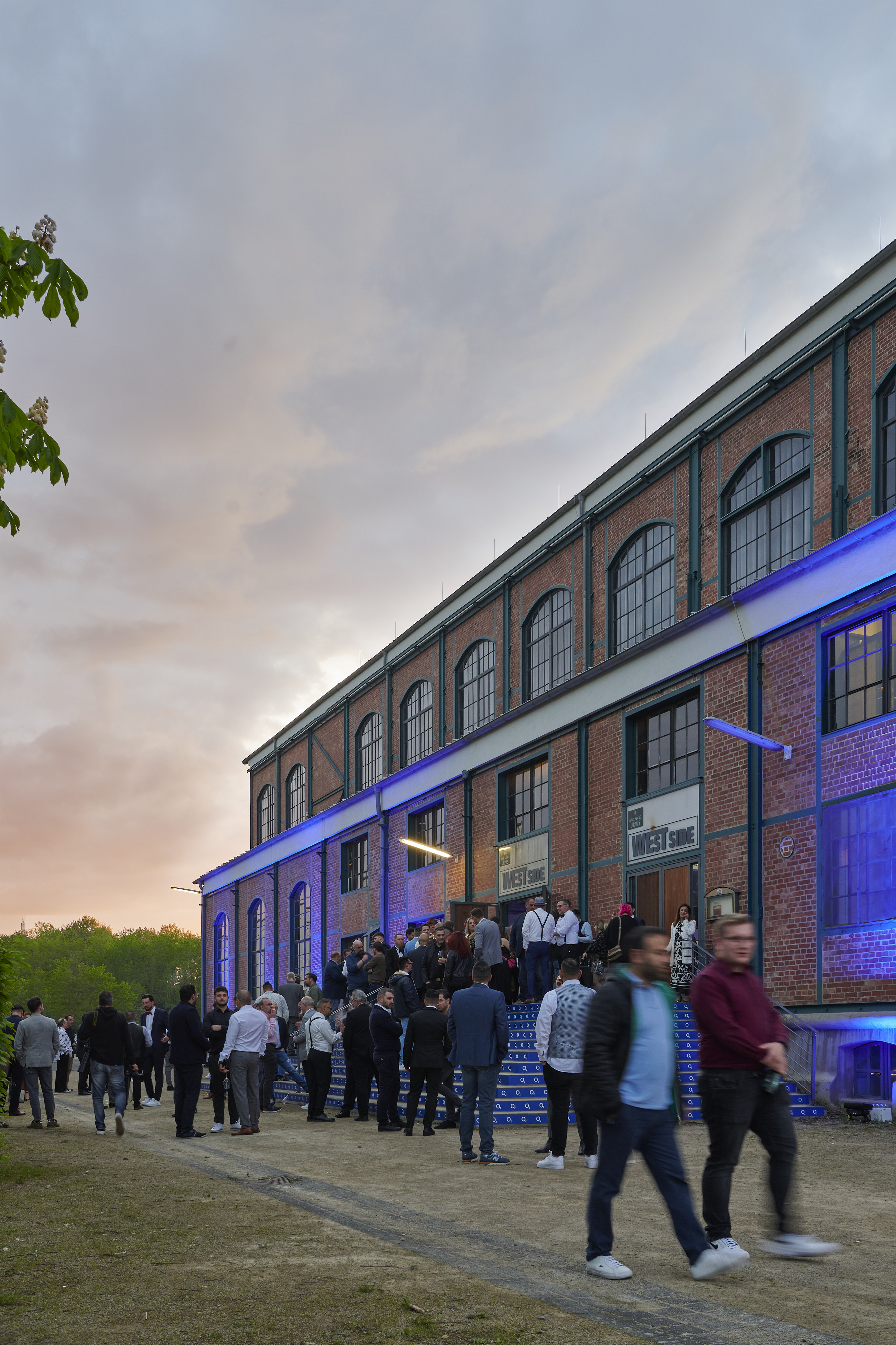 Präsentationsfotografien E-Werk Saarbrücken — Der Haupteingang des E-Werkes auf der Südseite des Gebäudes in der Abenddämmerung ...