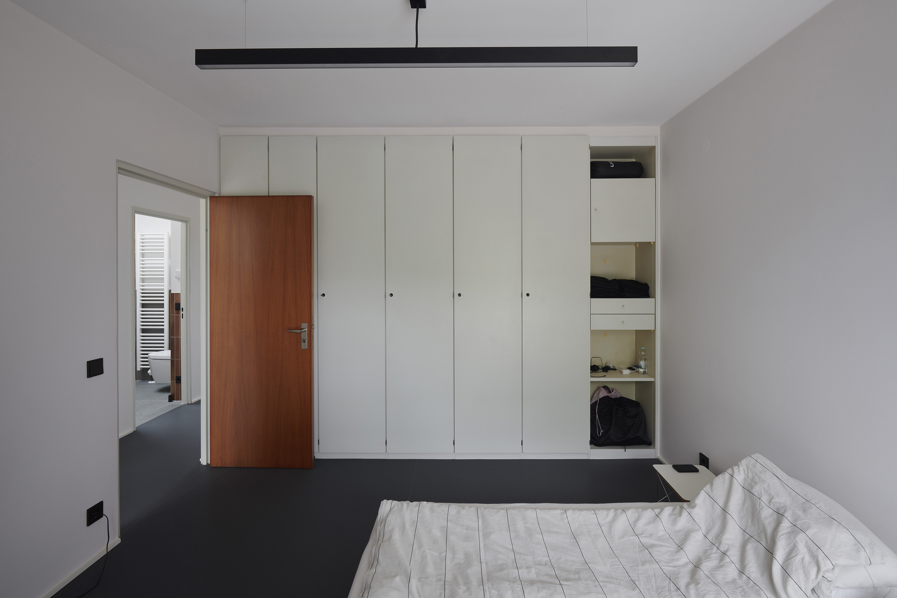 »Vorher/Nachher«: Dokumentation der Sanierung eines Camus-Dietsch Typ-Bungalows — Der Wandschrank konnte ebenfalls erhalten werden