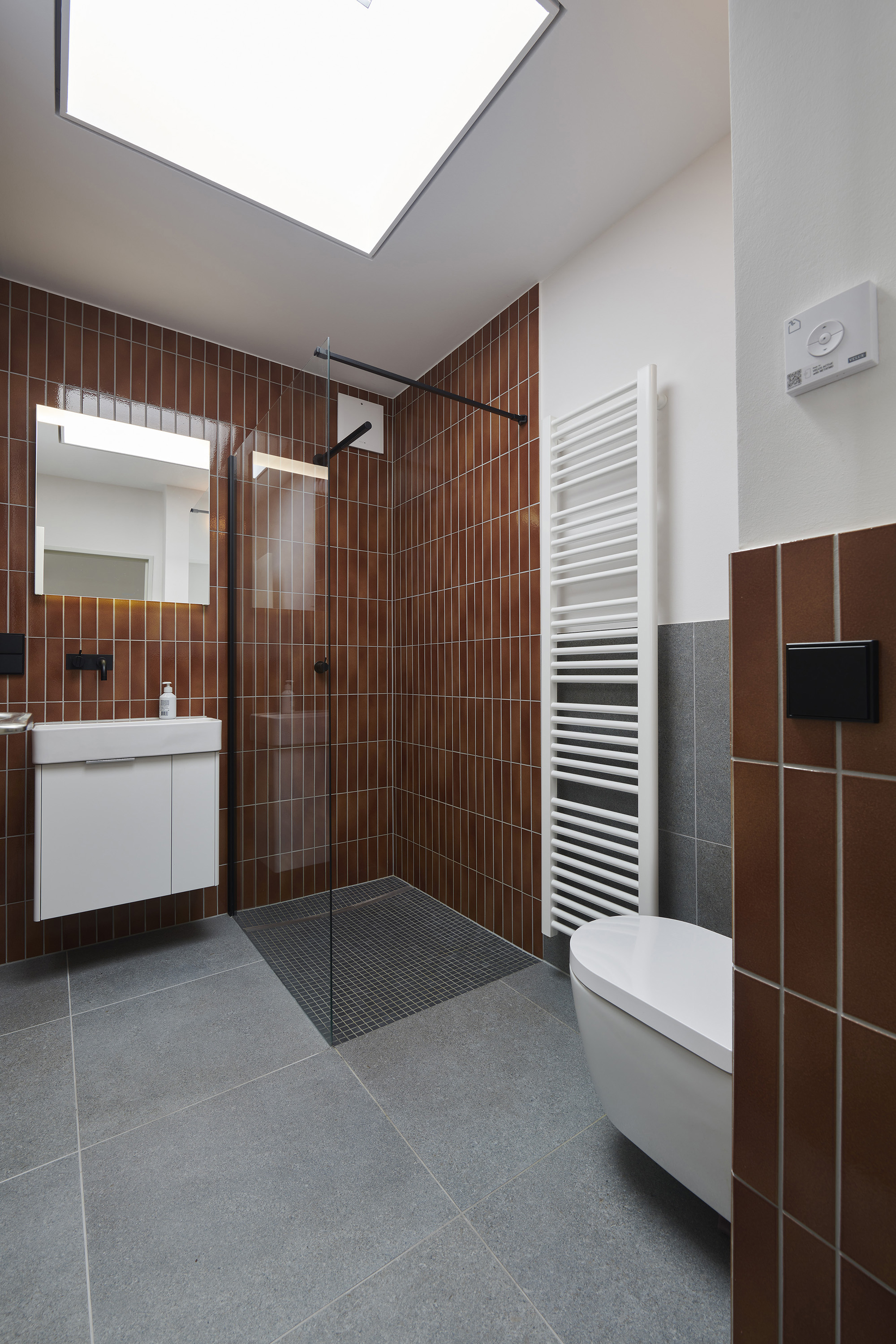 »Vorher/Nachher«: Dokumentation der Sanierung eines Camus-Dietsch Typ-Bungalows — Eine barrierefreie Dusche ersetzt nun die Badewanne