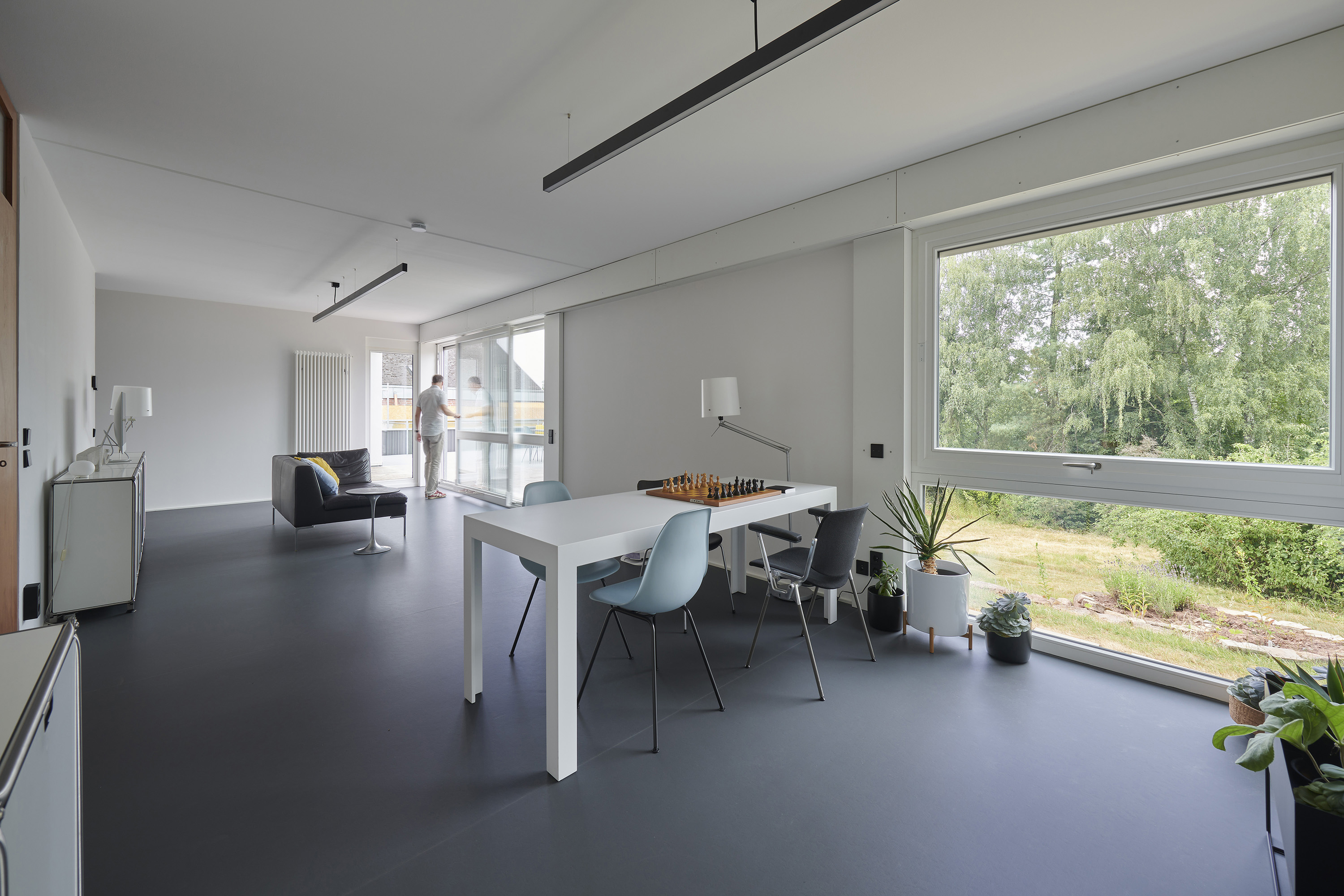 »Vorher/Nachher«: Dokumentation der Sanierung eines Camus-Dietsch Typ-Bungalows — Eine große Schiebetür öffnet das Haus nun zur Terrasse