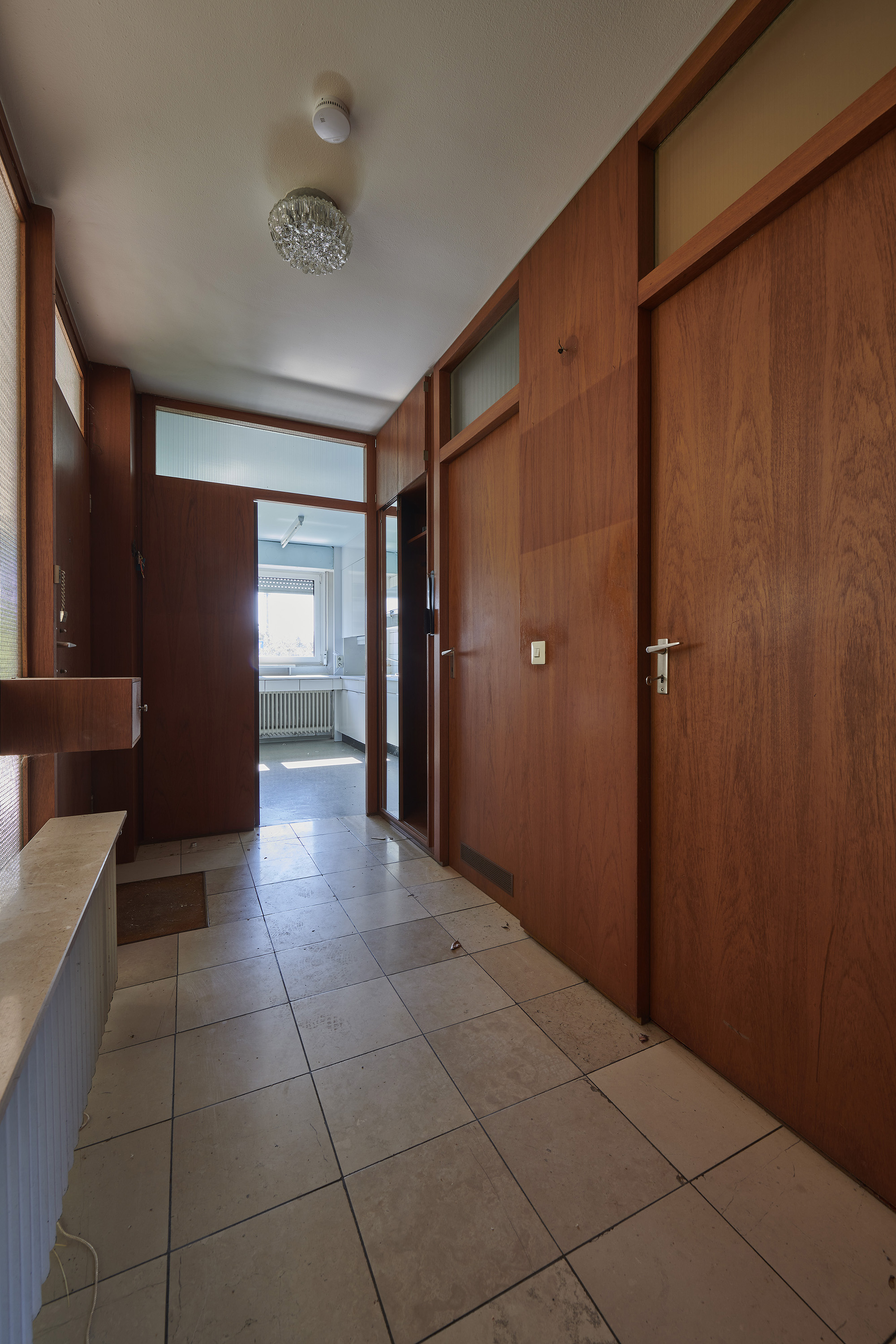 »Vorher/Nachher«: Dokumentation der Sanierung eines Camus-Dietsch Typ-Bungalows — Der Hausflur vor der Sanierung