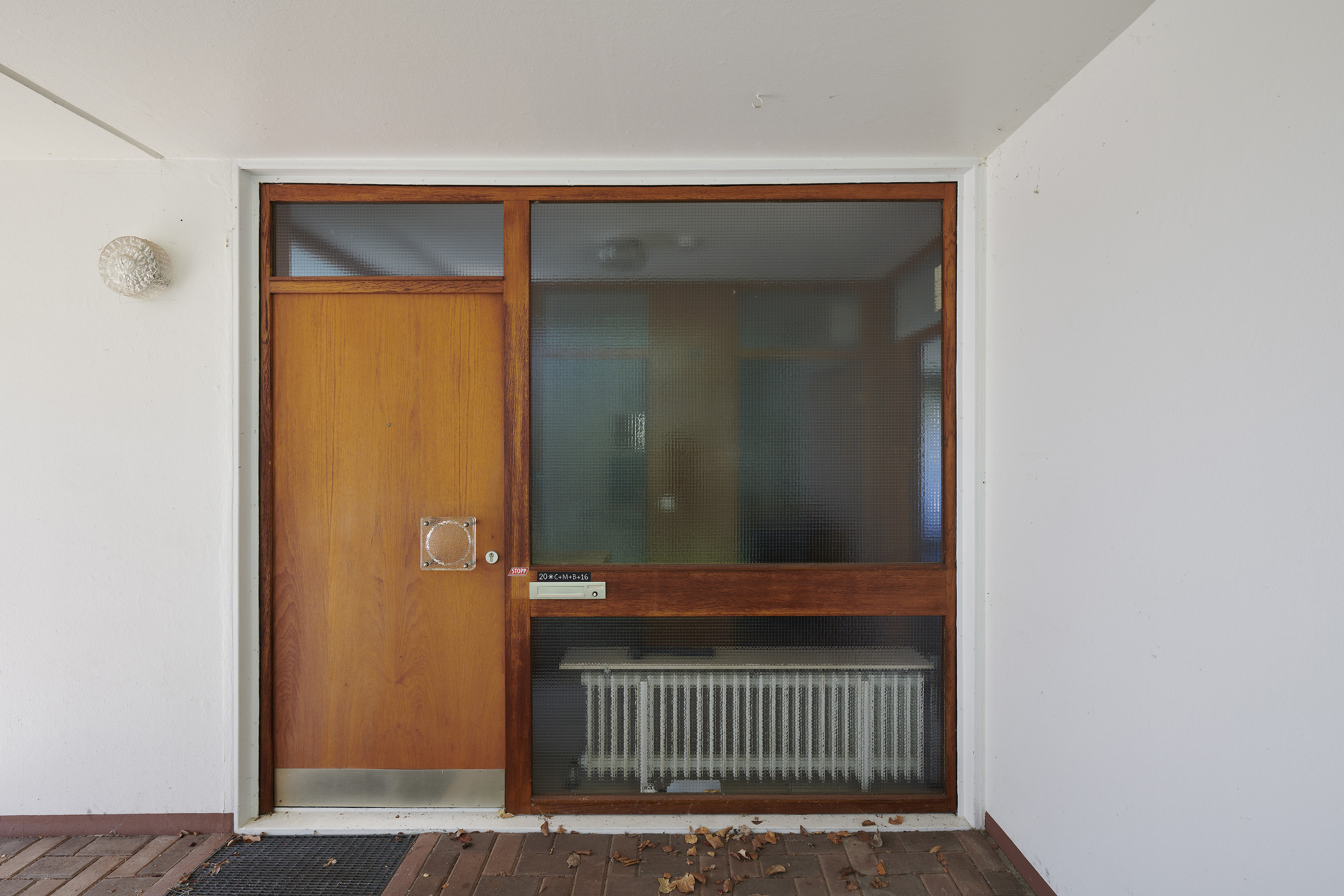 »Vorher/Nachher«: Dokumentation der Sanierung eines Camus-Dietsch Typ-Bungalows — Eingangstür vor der Sanierung