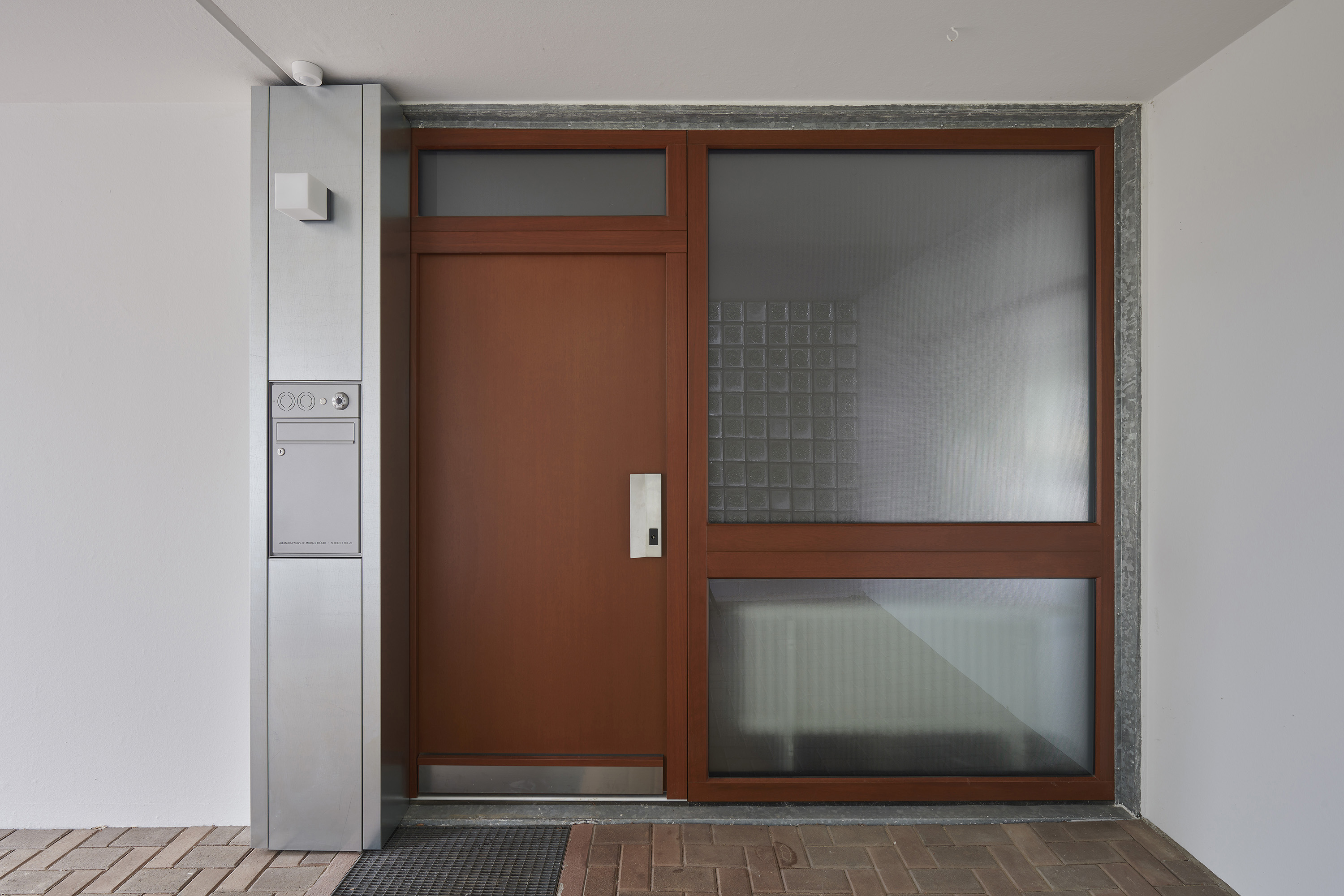 »Vorher/Nachher«: Dokumentation der Sanierung eines Camus-Dietsch Typ-Bungalows — Eine Stahlblech-Konstruktion nimmt nach der Sanierung Klingel, Briefkasten und Leuchte auf