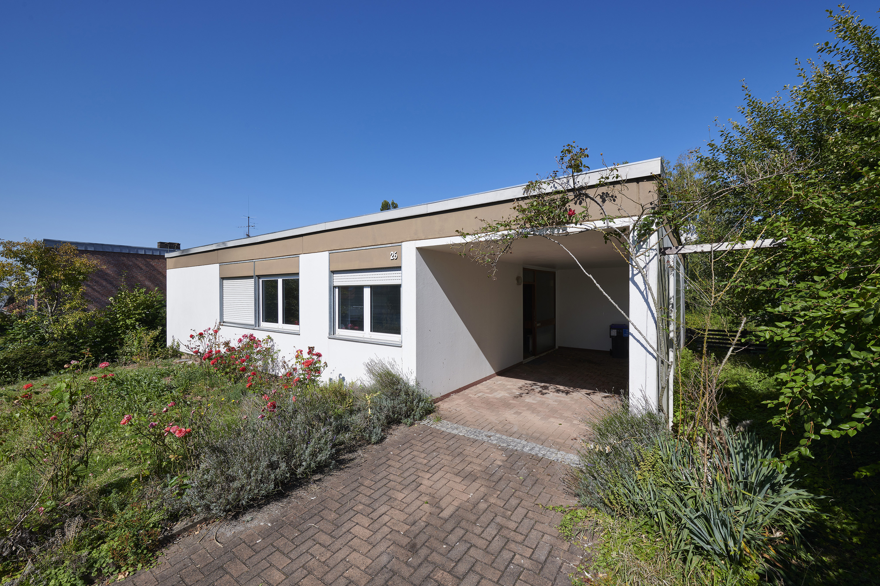 »Vorher/Nachher«: Dokumentation der Sanierung eines Camus-Dietsch Typ-Bungalows — Straßenansicht Südfassade vor der Sanierung