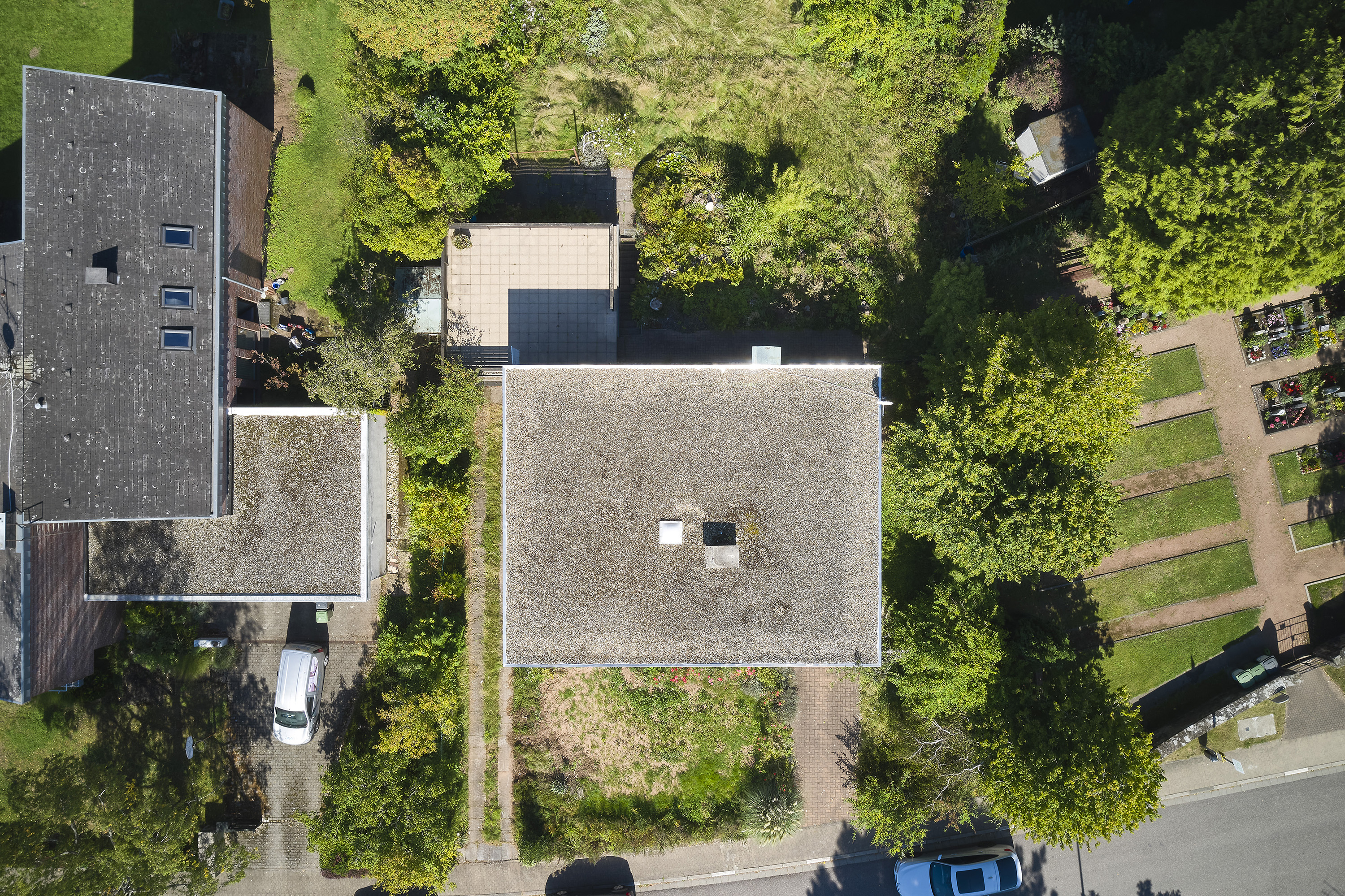 »Vorher/Nachher«: Dokumentation der Sanierung eines Camus-Dietsch Typ-Bungalows — Die Luftaufnahme veranschaulicht den einfachen Grundriss