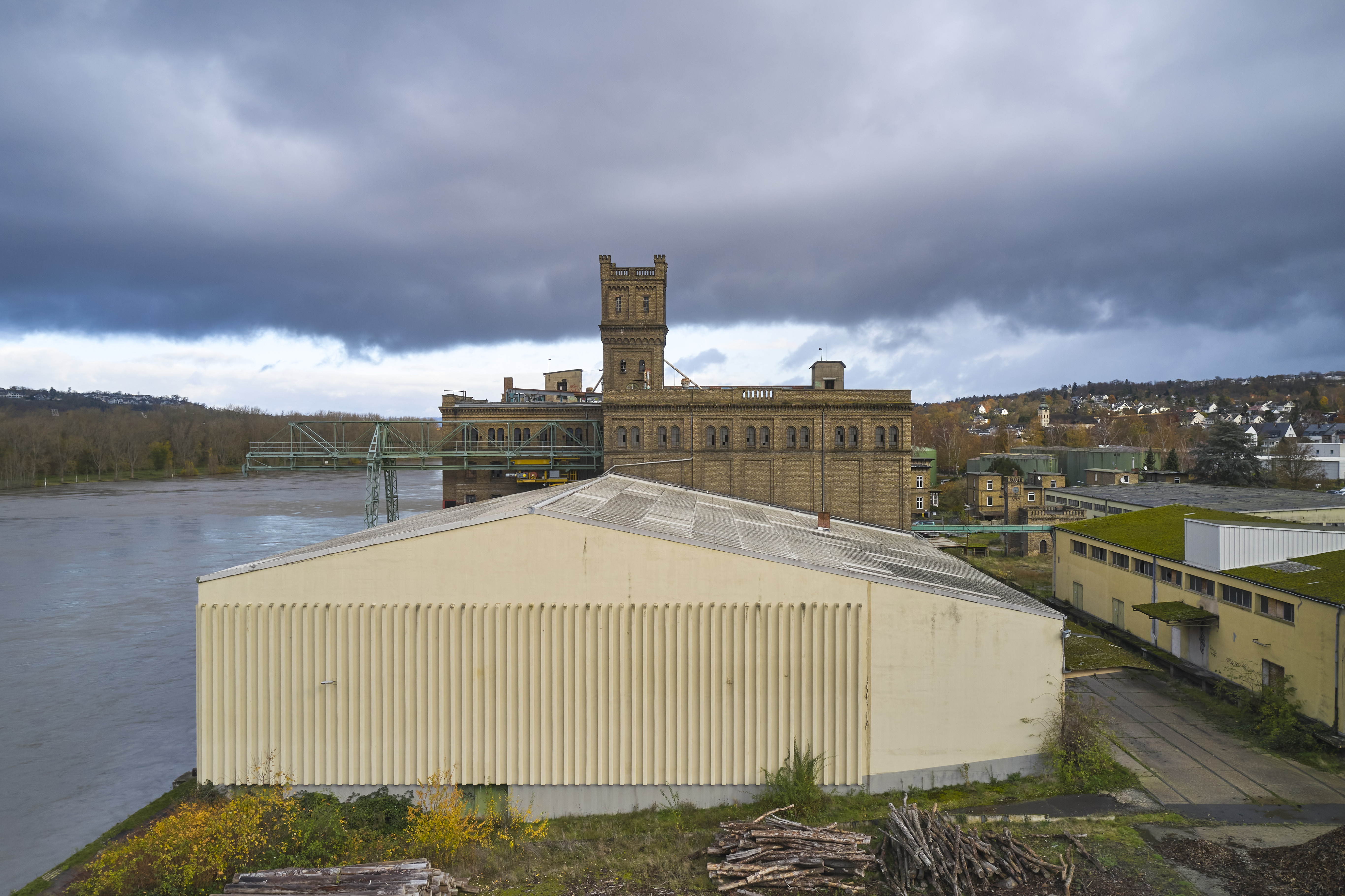 Fotodokumentation Löhnberger Mühle, Lahnstein — Löhnberger Mühle, Silogebäude/Südgebäude, Ansicht Südfassade