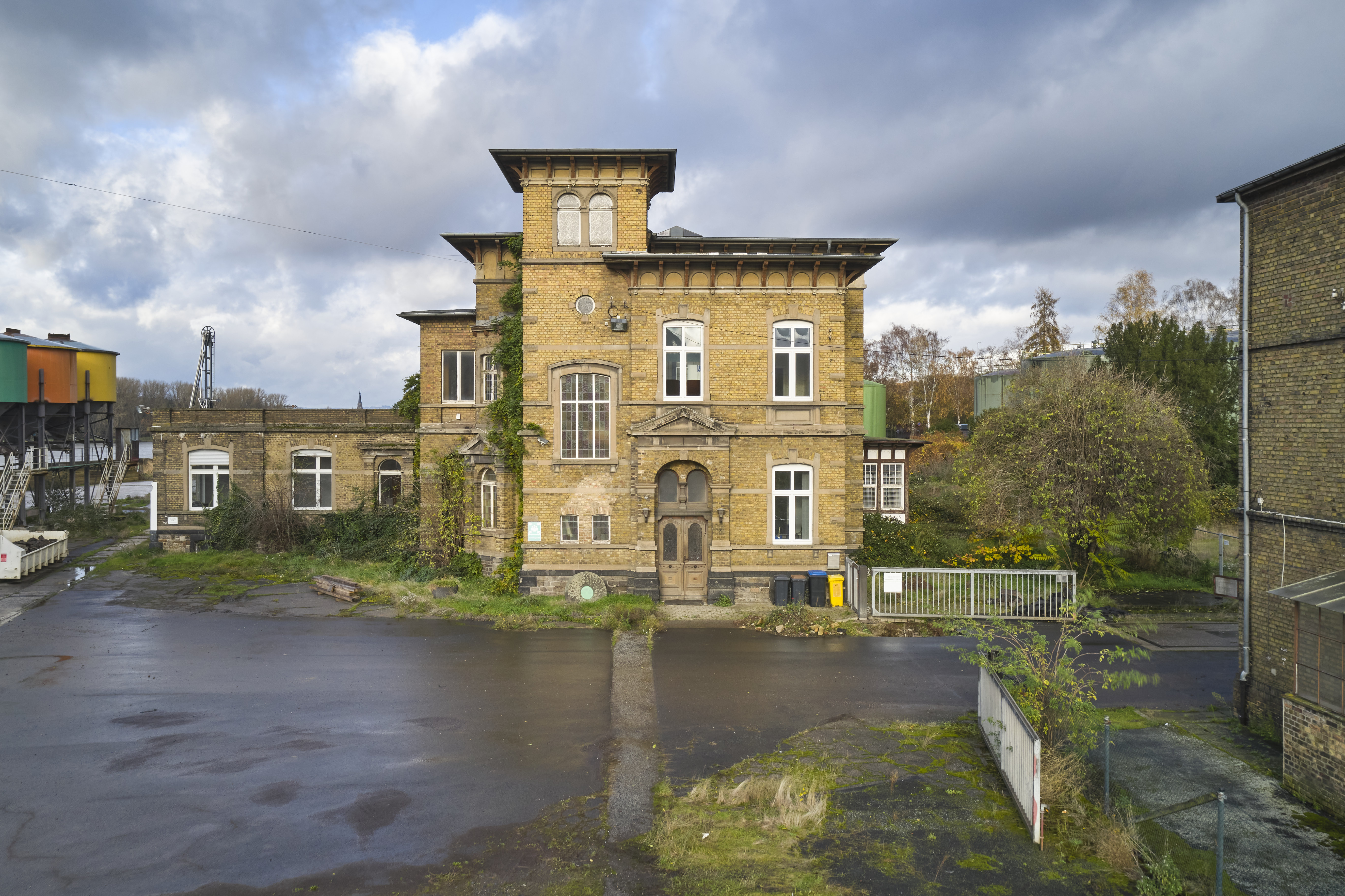 Fotodokumentation Löhnberger Mühle, Lahnstein — Südfassade des »Villa« genannten Verwaltungsgebäudes der Löhnberger Mühle