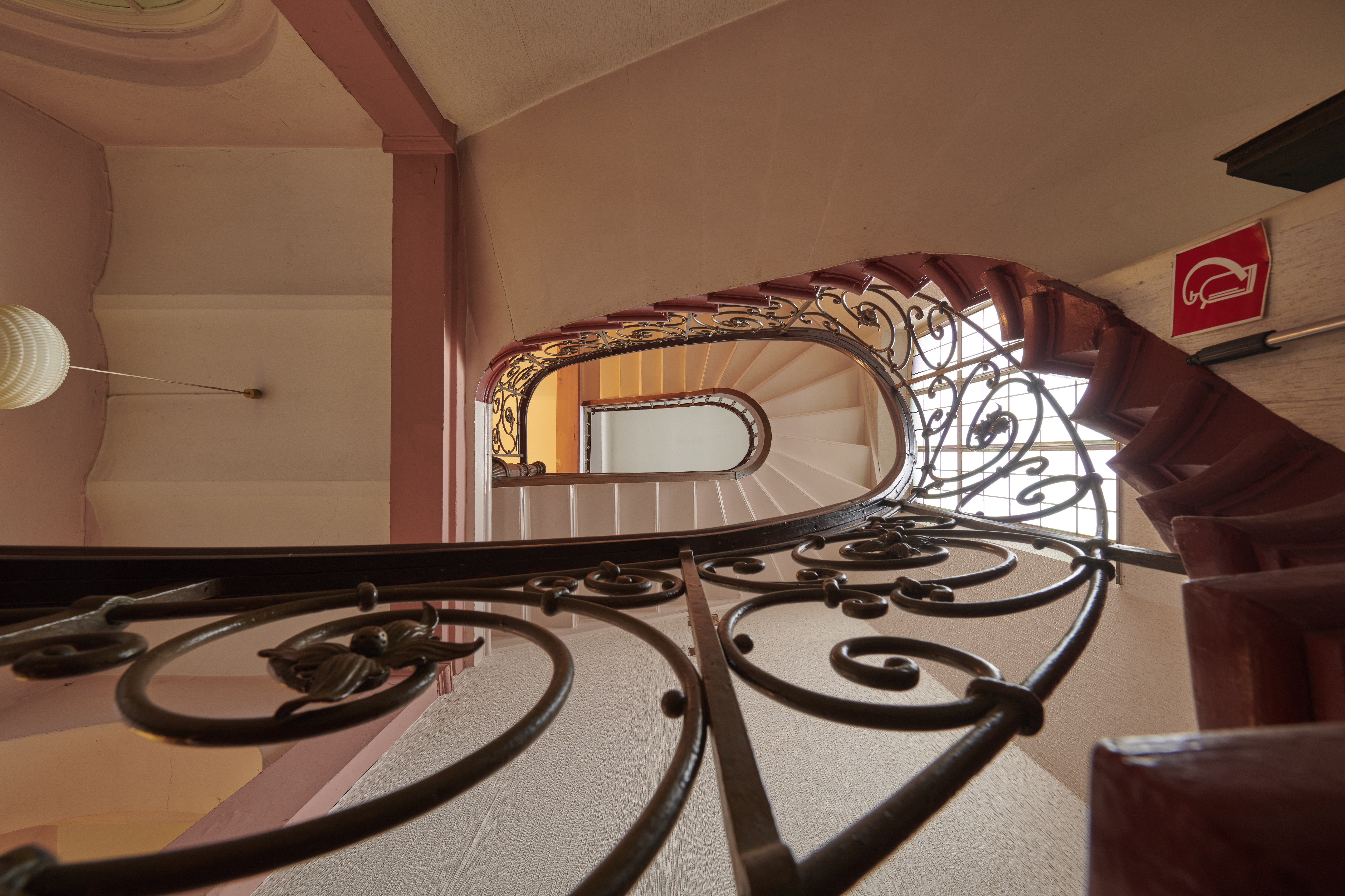 Fotodokumentation Löhnberger Mühle, Lahnstein — Blick vom Erdgeschoss nach oben ins Treppenauge