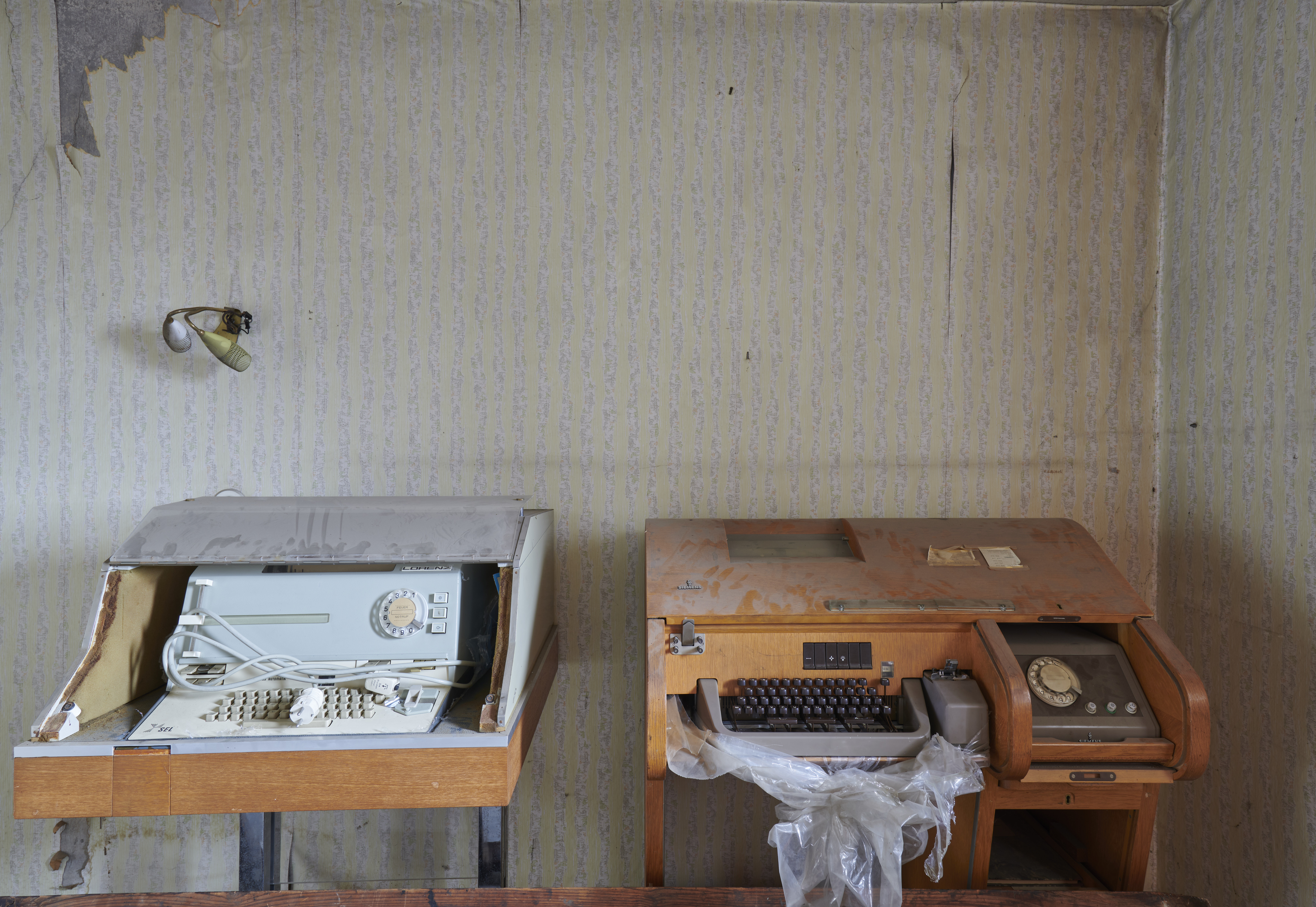 Fotodokumentation Löhnberger Mühle, Lahnstein — Fernschreiber in einem weiteren Raum im 2. OG