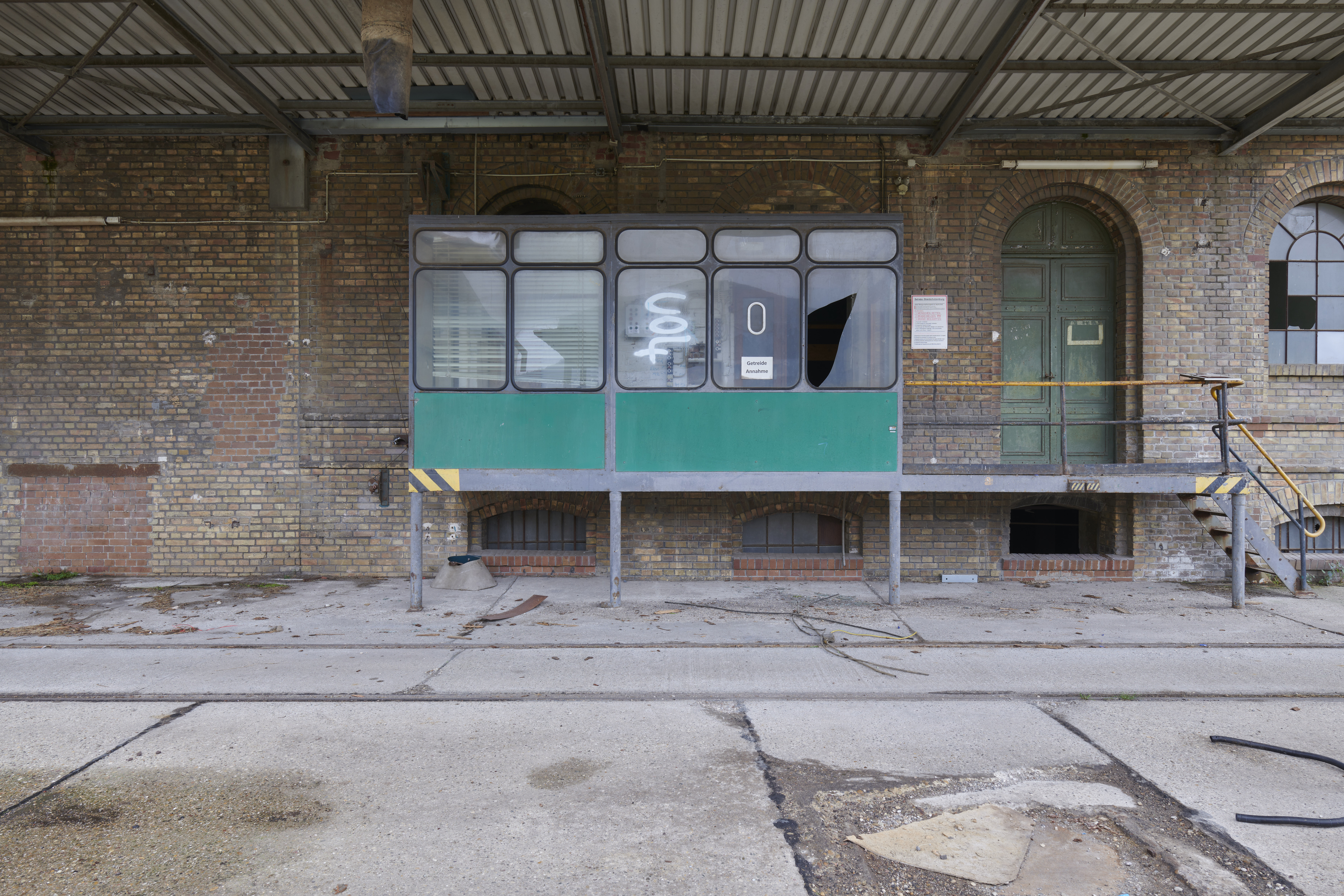 Fotodokumentation Löhnberger Mühle, Lahnstein — Ein zur Warenannahme an der Landseite gehörendes Technikgebäude