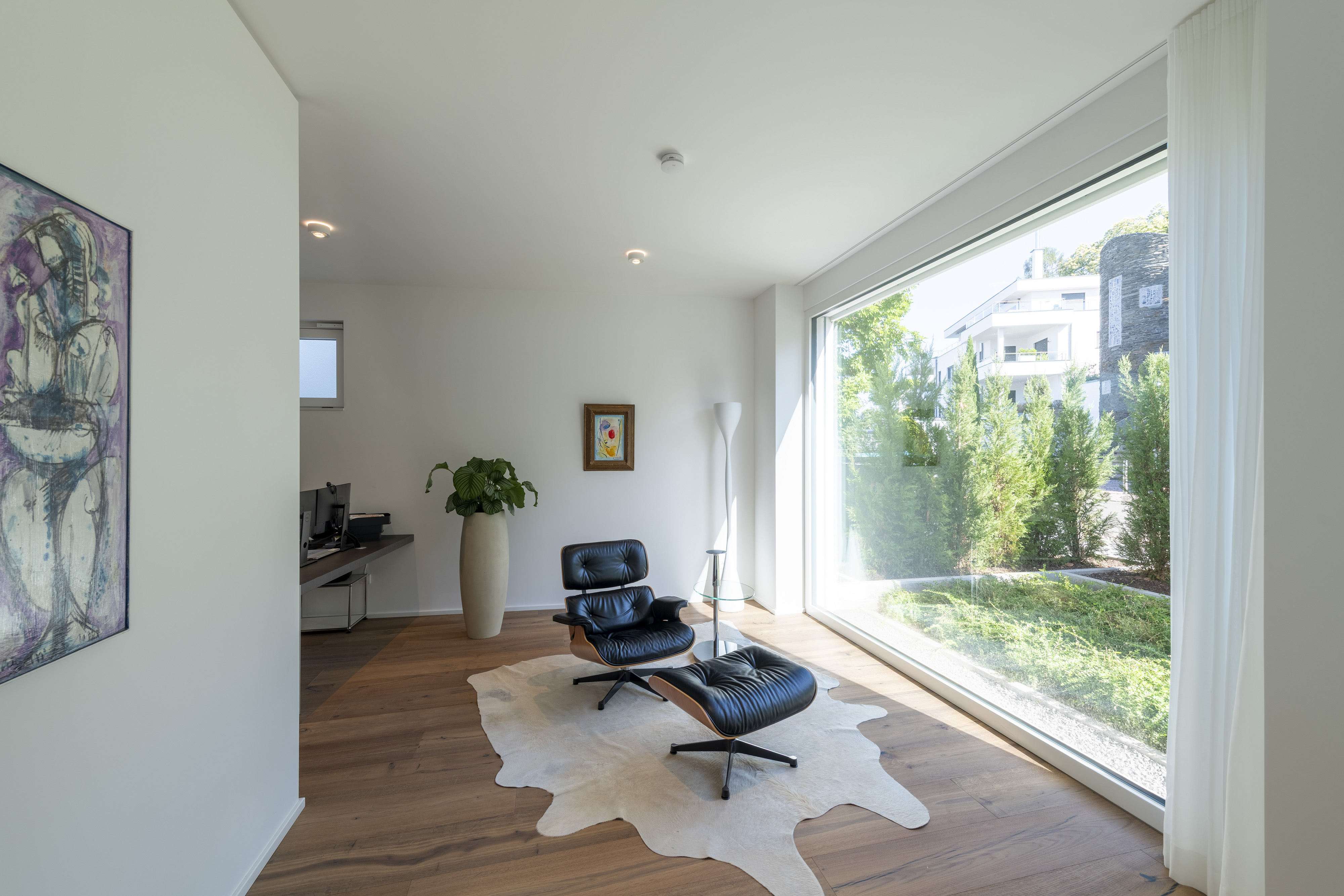 Haus L., Saarbrücken, Saarland — derselbe Wohnraum nach dem Einzug, mit Lounge Chair und Arbeitsplatz