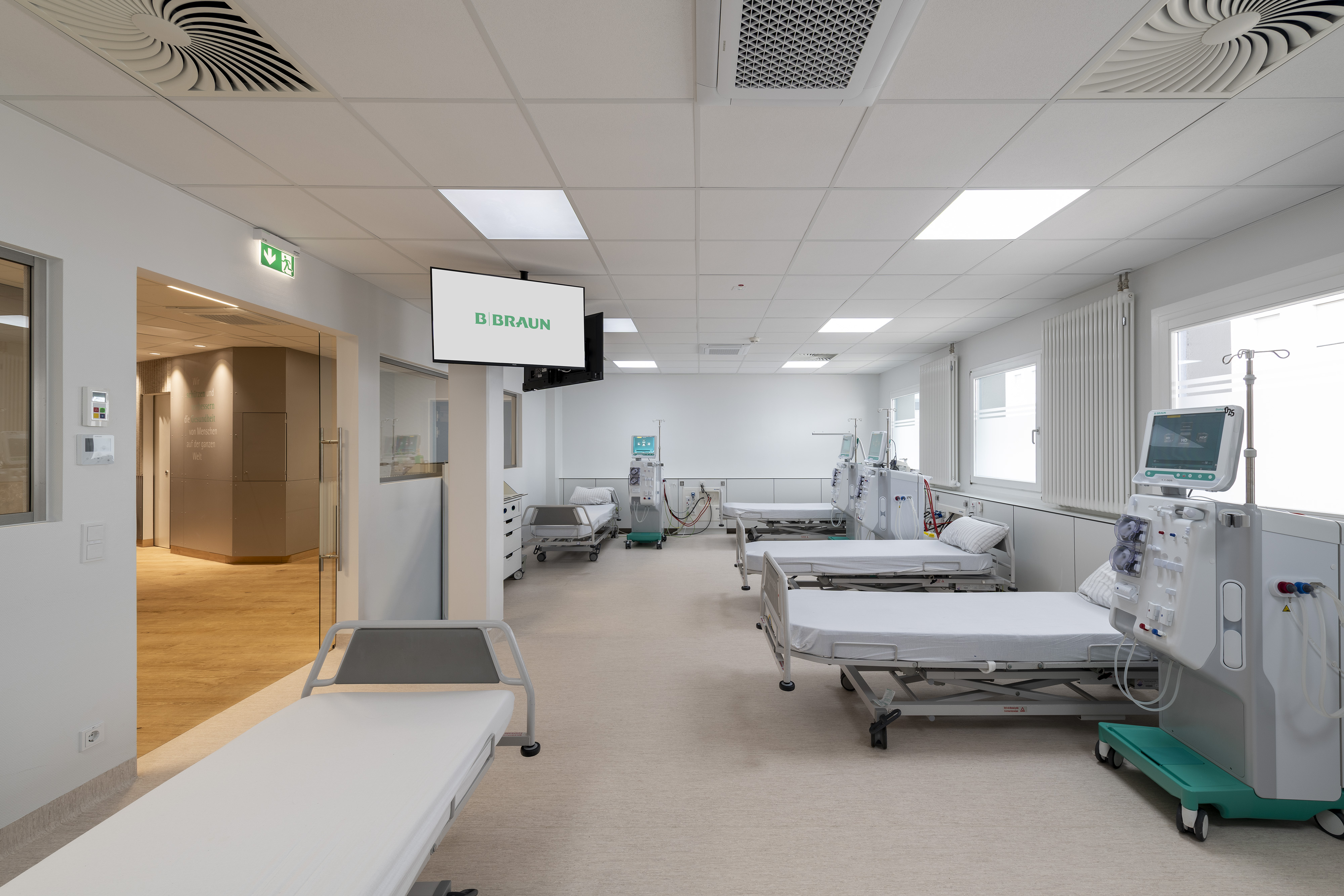 B. Braun Gesundheitszentrum Saarbrücken, Saarland — Dialysesaal mit Behandlungsliegen und Dialysegeräten, Blick zum Empfangsbereich