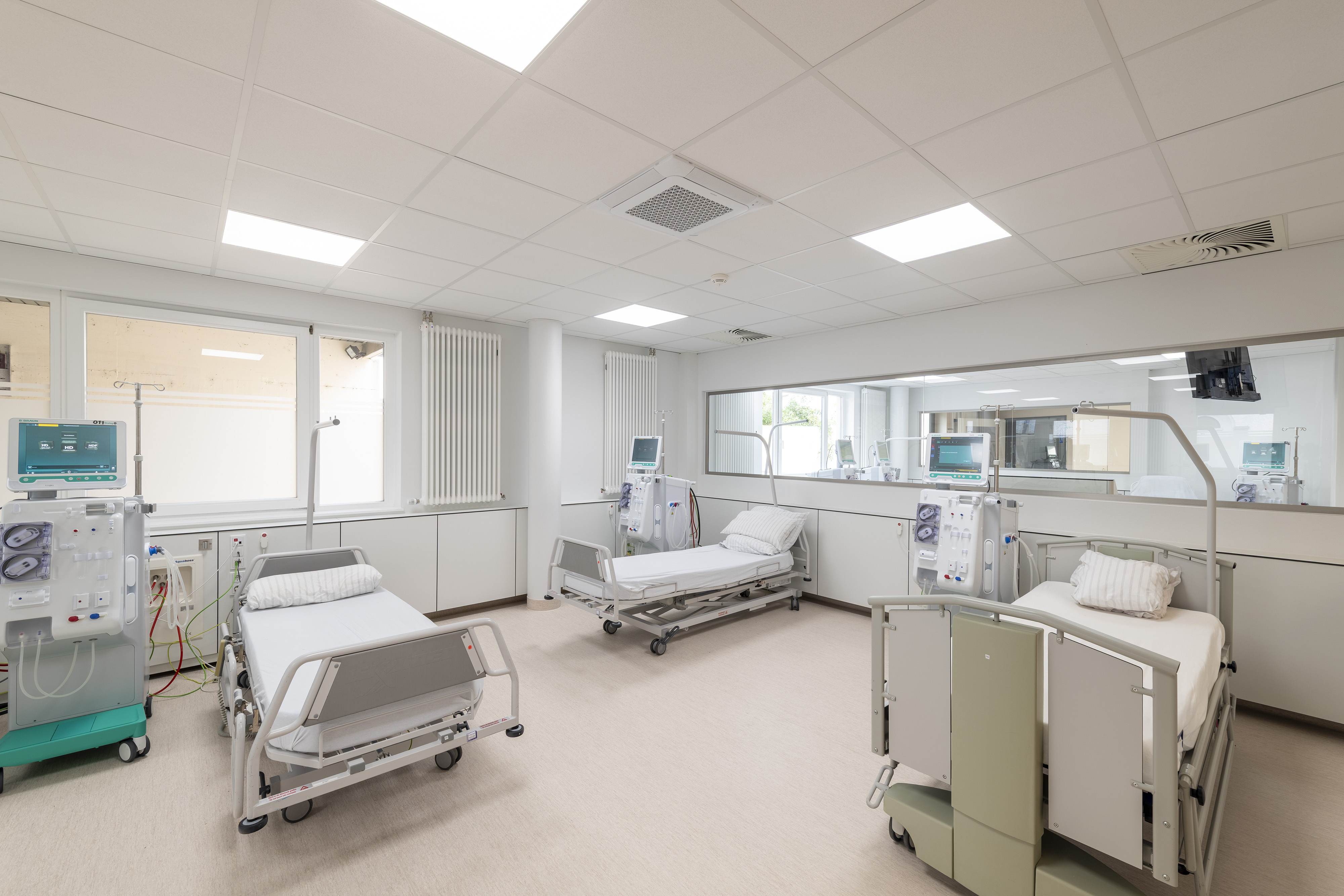 B. Braun Gesundheitszentrum Saarbrücken, Saarland — Behandlungsraum mit drei Dialyseplätzen und Sichtfenster zum Nachbarraum
