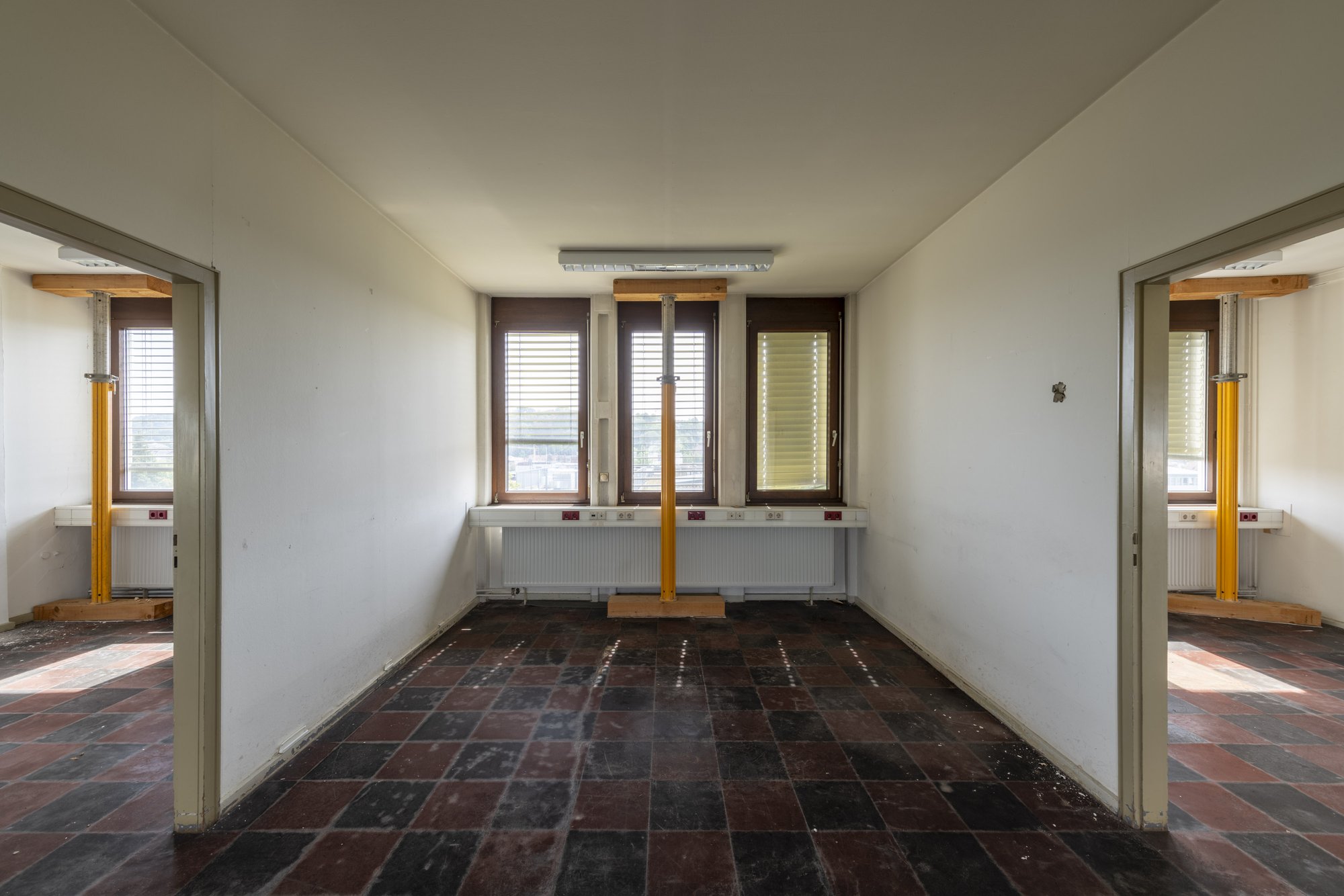 Ehemalige Französische Botschaft, Saarbrücken, Saarland — Zimmerflucht mit offenen Durchgängen nach beiden Seiten