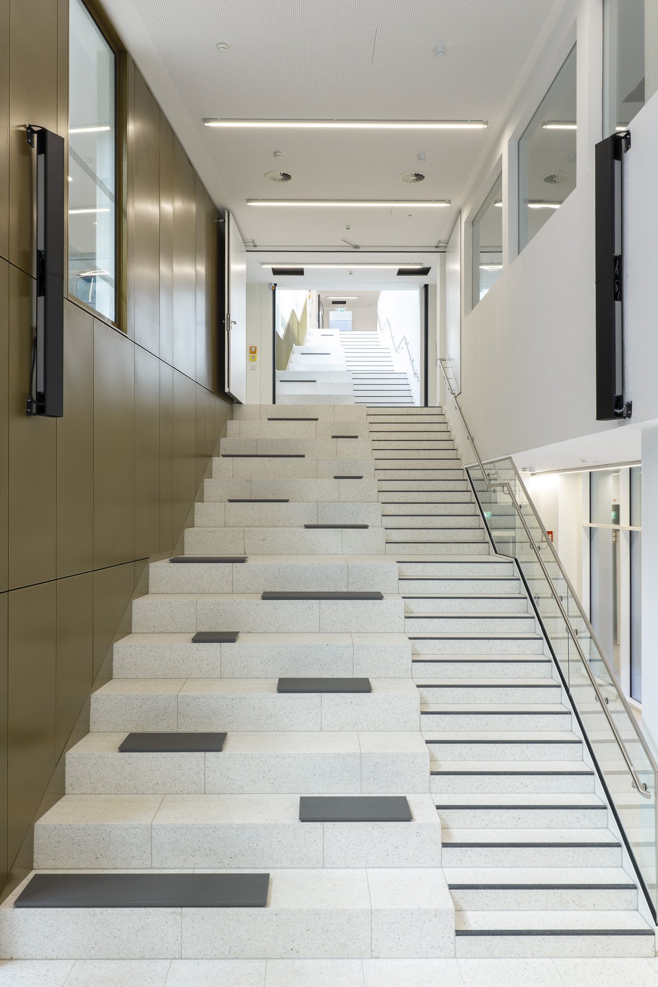 Architekturfotografie Zentrum für Biophysik ZBP, Saarbrücken — Sitzstufenanlage im Foyer, daneben die Treppe in die Obergeschosse